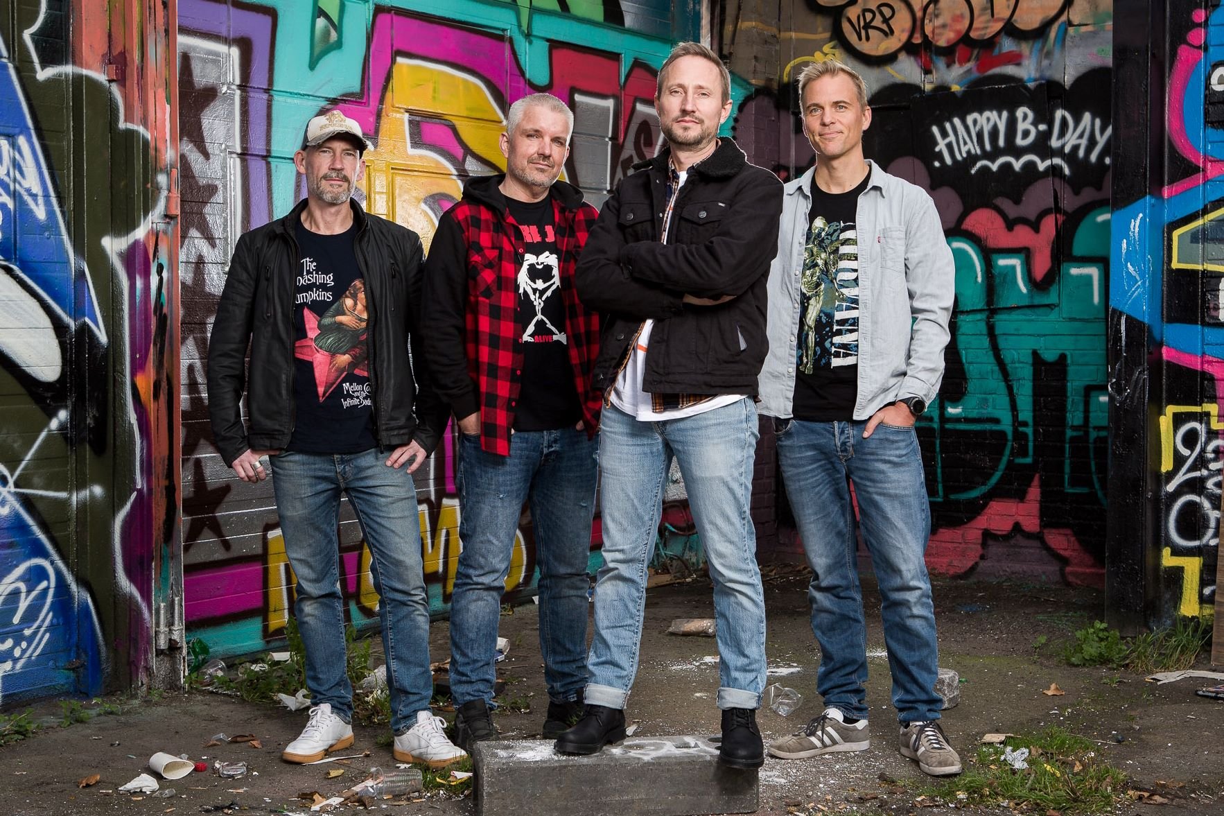 Garage’90 er med flanelskjorter, jeans og Dr. Martens klar til at levere varen. Foto: Presse