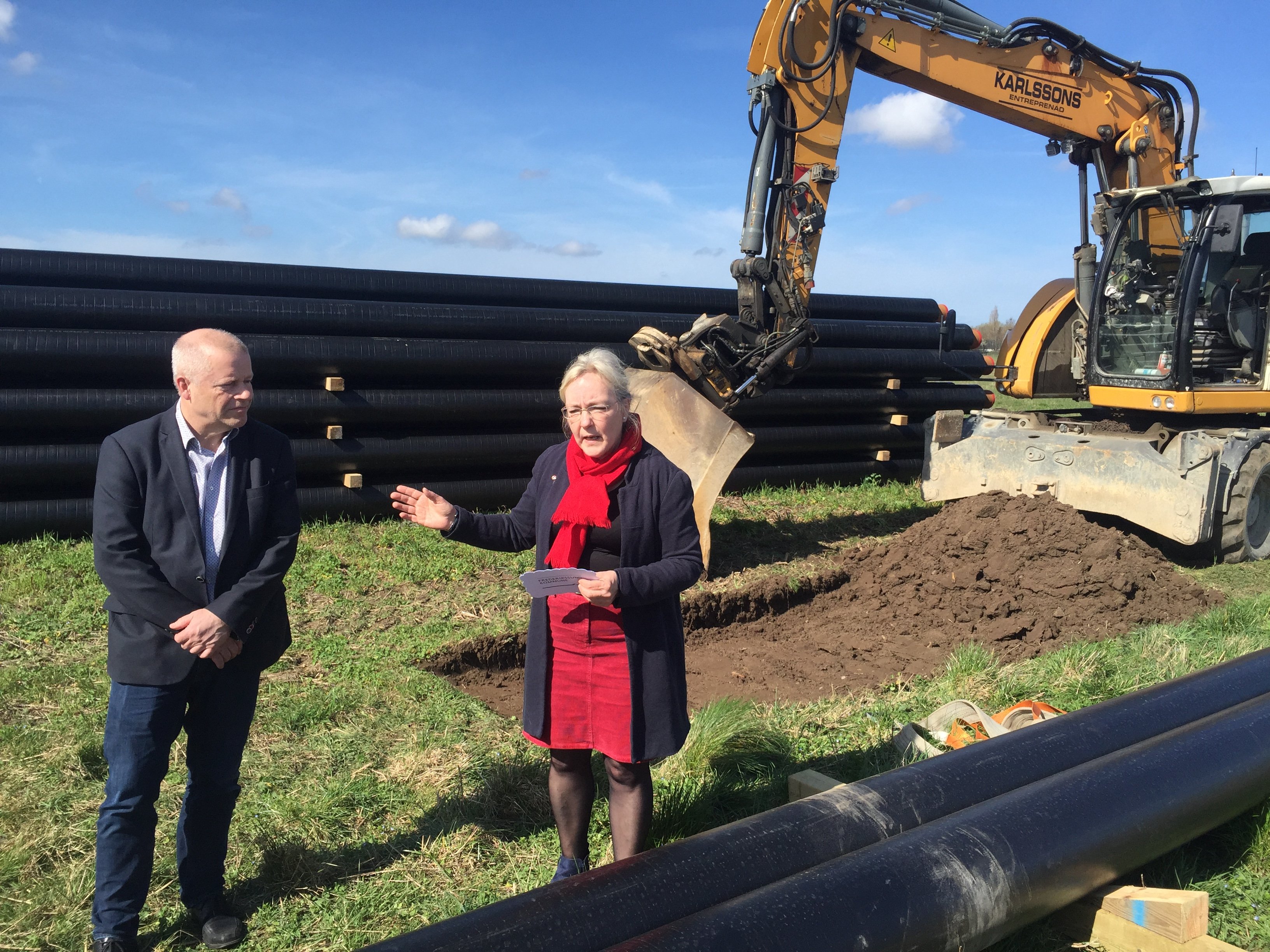 Områdechef Per Wulf (tv) fra Vestforbrænding og daværende borgmester Tina Tving Stauning (S) tog første spadestik til fjernvarmen i Store Rørbæk og Vinge i april for to år siden. Nu har forudsætningerne for fjernvarmen i Frederikssund og Græse Bakkeby ændret sig.