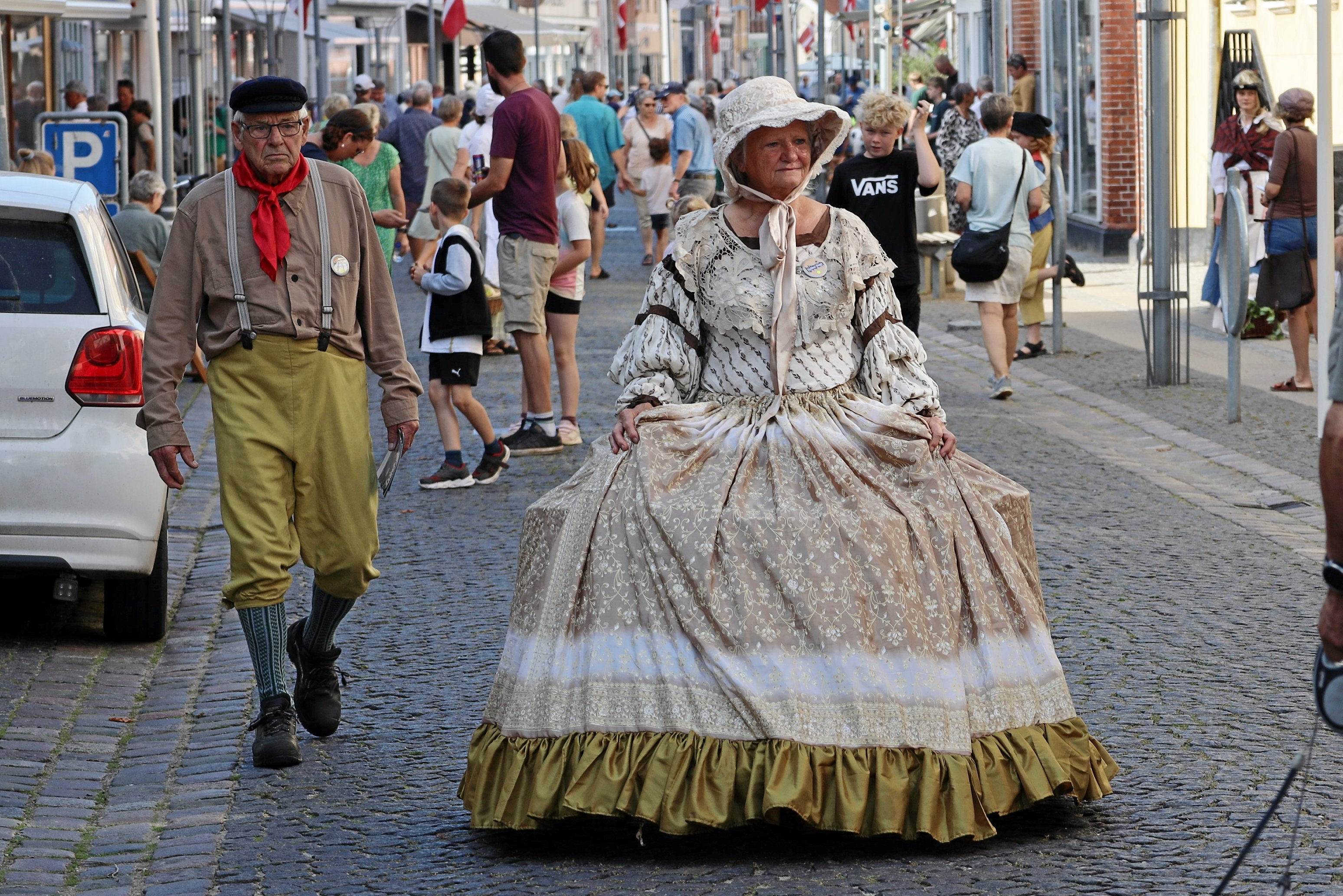 I weekenden er det igen tid til at lufte krinolinerne, når der er historisk festival i Præstø.