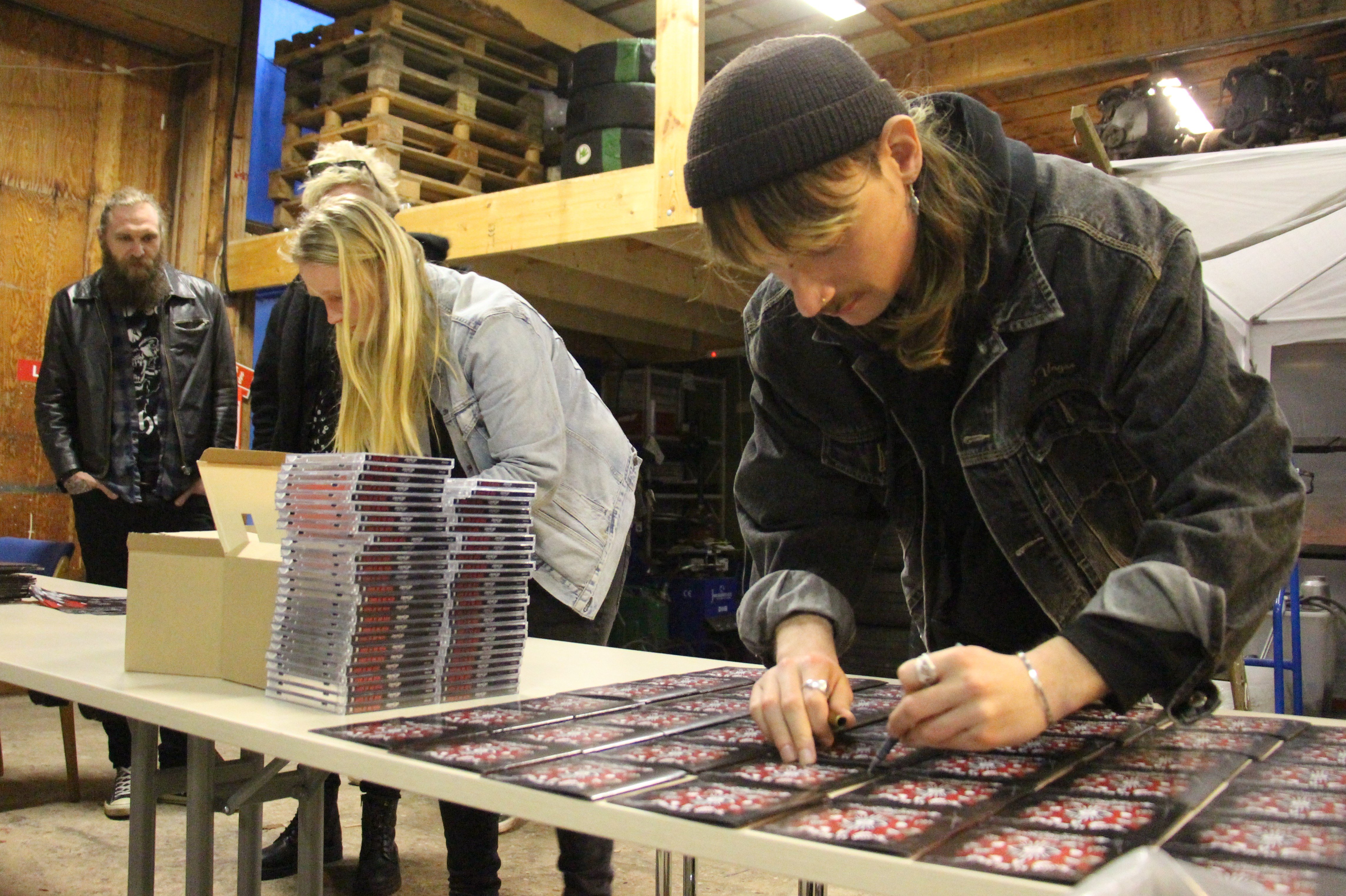 Junkyard Drive er i gang med at signere deres nye album.