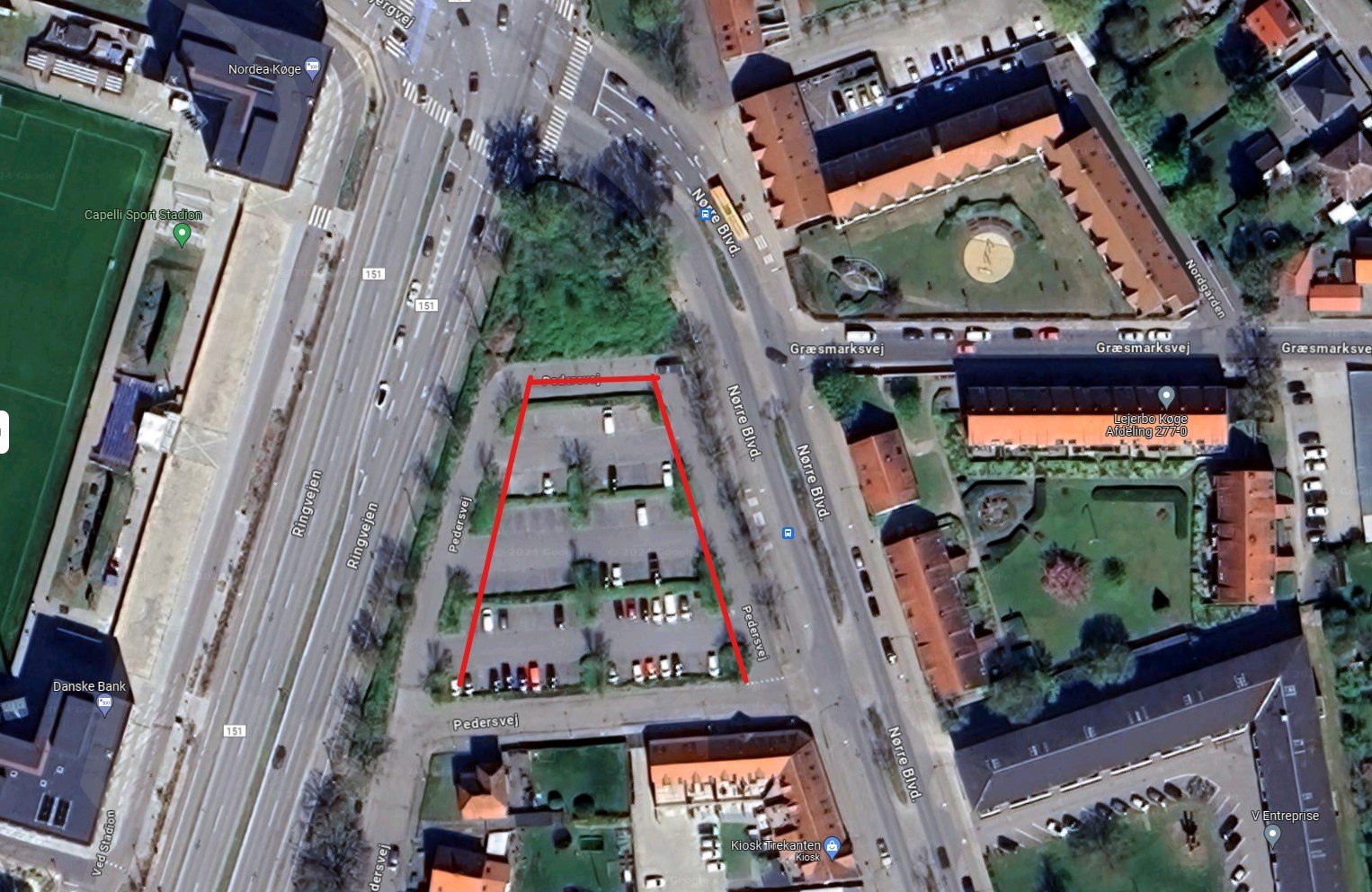 De røde streger viser nogenlunde, hvordan formen på byggeriet skal være. Illustration: Google Maps / Emil Kristensen