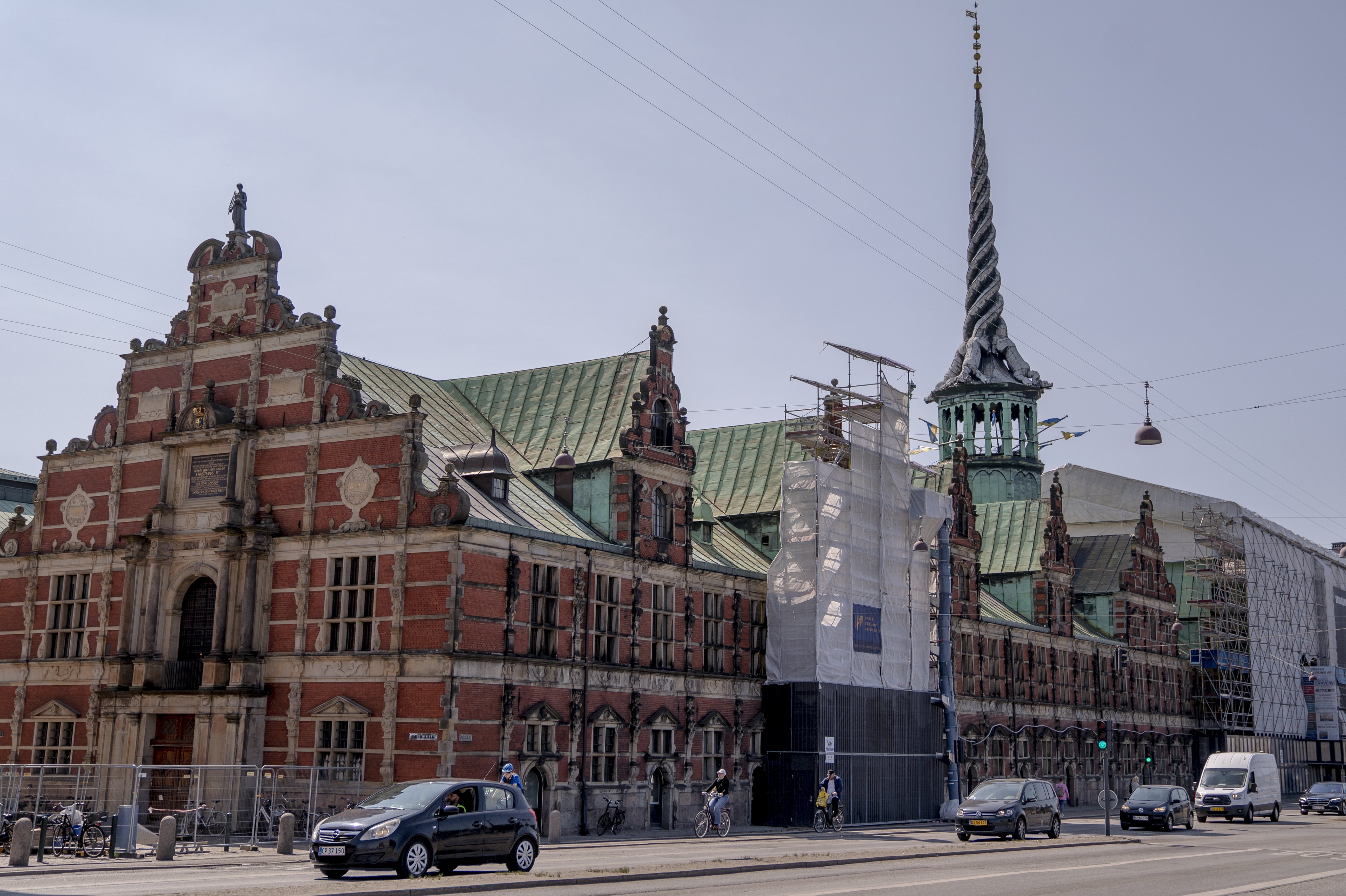 Børsen, der brænder tirsdag morgen, blev bygget af Christian IV og er godt 400 år gammel.