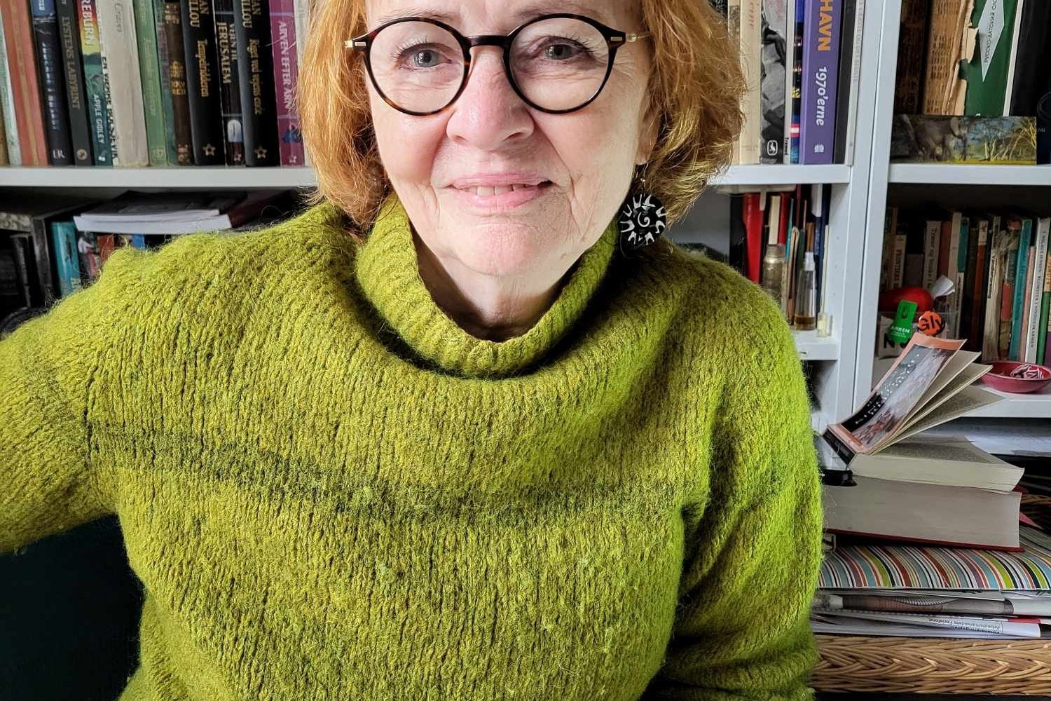 Skolelærer, ølentusiast og tidligere folketingsmedlem for SF. Selv om hun har lagt politikken på hylden, er hun stadig aktiv i debatten. 1. april fylder hun 70.