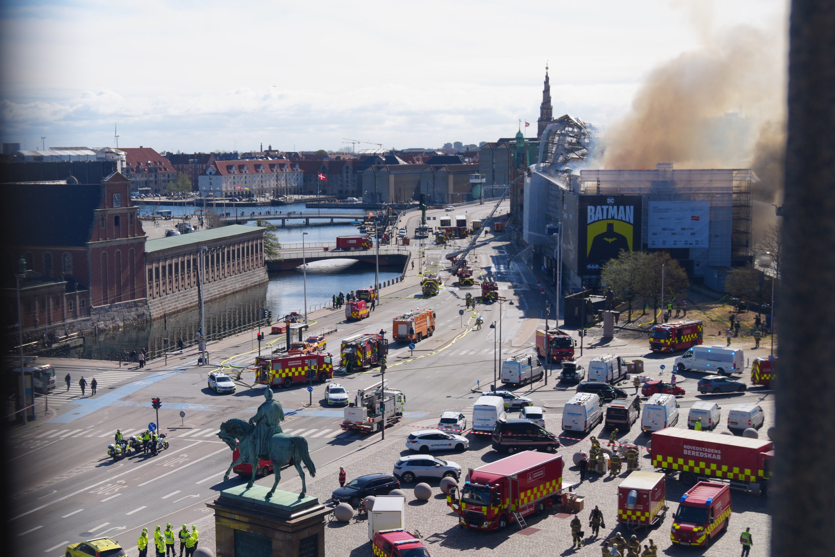 Børsen brænder tæt på Christiansborg, som holder åbent trods bekymringer fra folketingspolitikere.