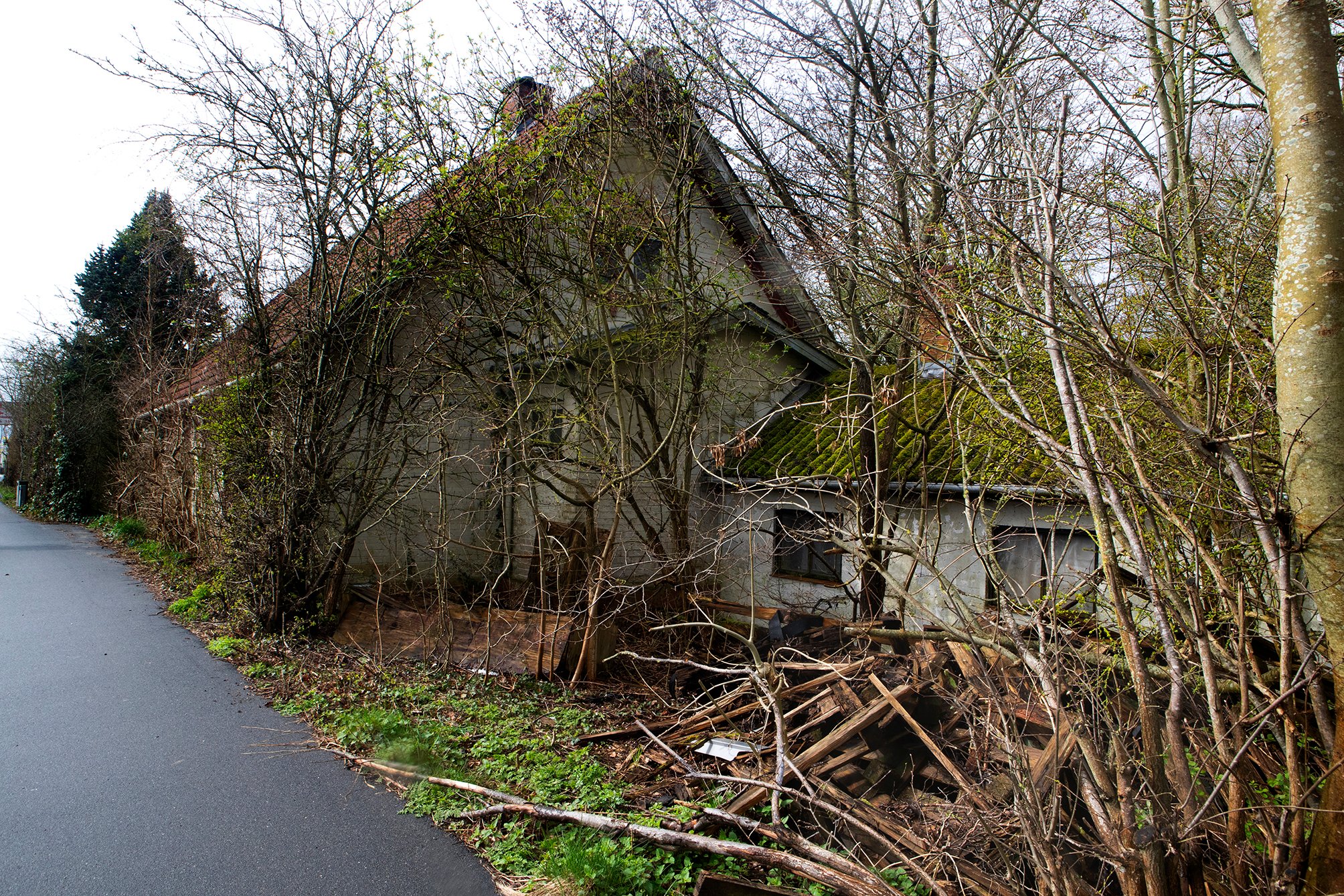 Forladte huse som dette hus på Bildsøvej udgør et stort problem for Slagelse Kommune.