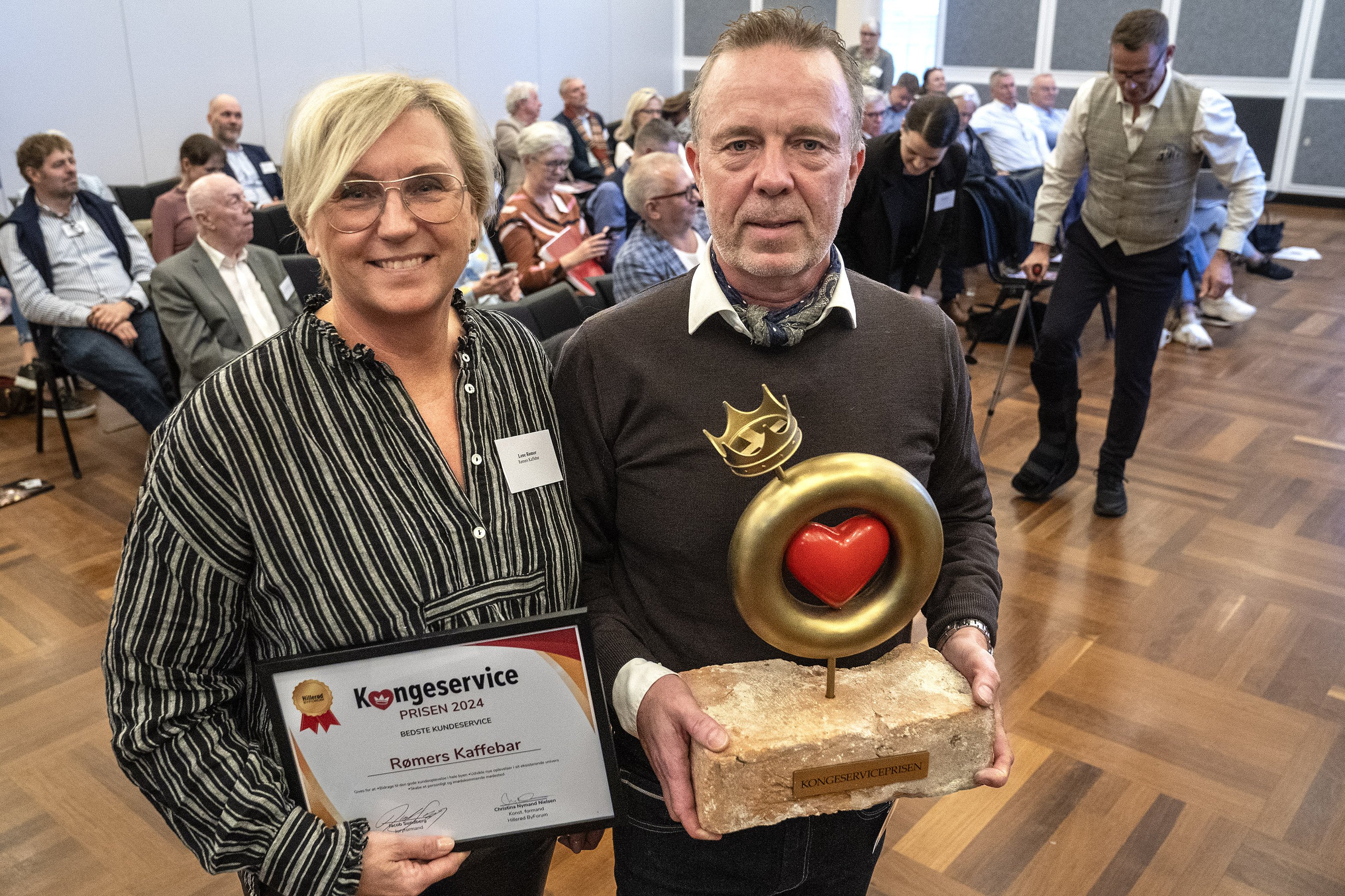 Lene Rømer Thestrup og Thomas Thestrup, indehavere af Rømers Kaffebar i Slotsgade, vandt Kongeserviceprisen. Prisen er lavet af en mursten fra slottet og står for tiden på disken i kaffebaren.