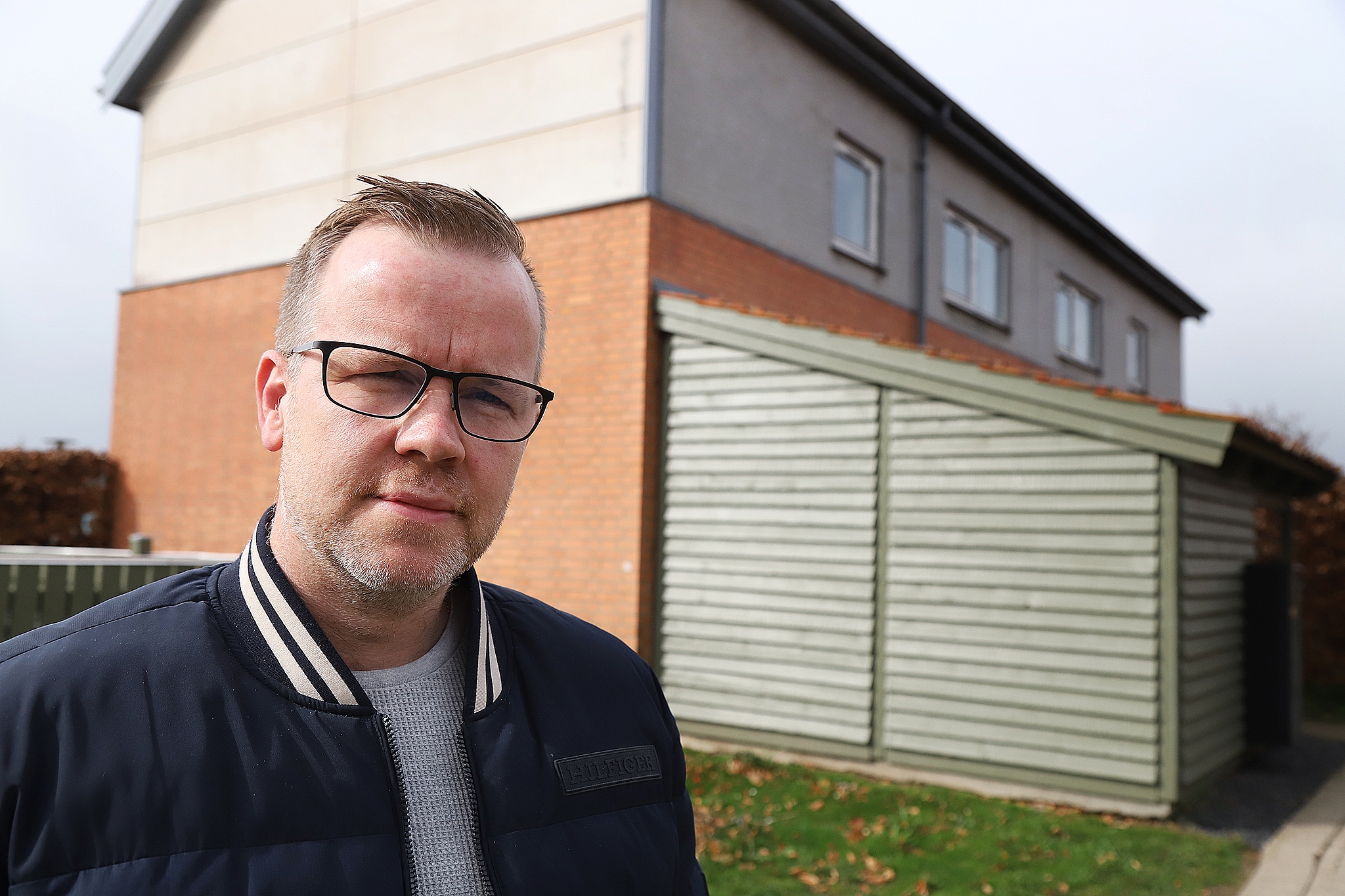 Kenneth Hansen var den første på stedet, da en bolig i Helsinge blev ramt af en eksplosionsagtig brand. - Allan Nørregaard Kenneth Hansen var den første på stedet, da en bolig i Helsinge blev ramt af en eksplosionsagtig brand.