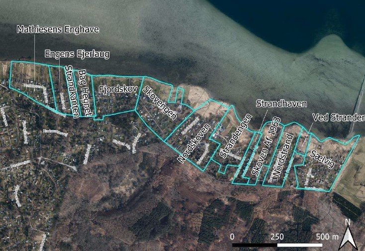 Siden Bodil sendte en stormflod ind over mange sommerhuse, har en digegruppe ønsket at få etableret et dige langs kysten. Illustration: Frederikssund Kommune
