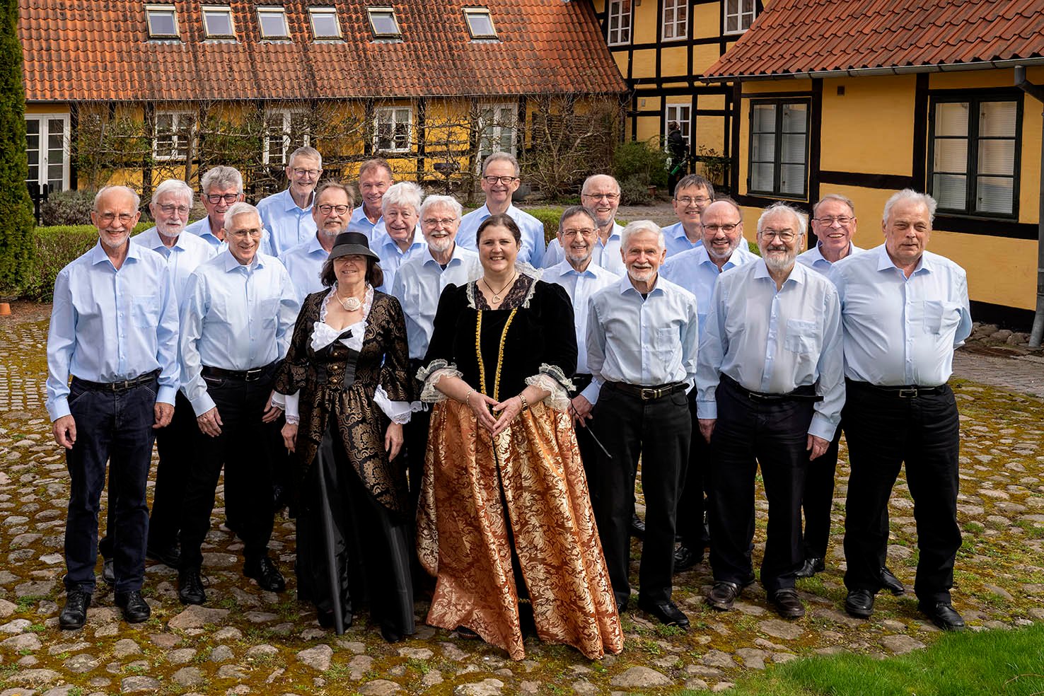 Otte plejehjem og et hospice får besøg af Ko-sakkerne i ugen op til Sorø Historiske Festival. Koret synger sange fra 1850 til 1860, som vaudeviller af Oehlenschläger og H.C. Andersen. I forgrunden ses Mariette Tellerup og Mette Skjoldan fra festivalen. Foto: Jens Wollesen