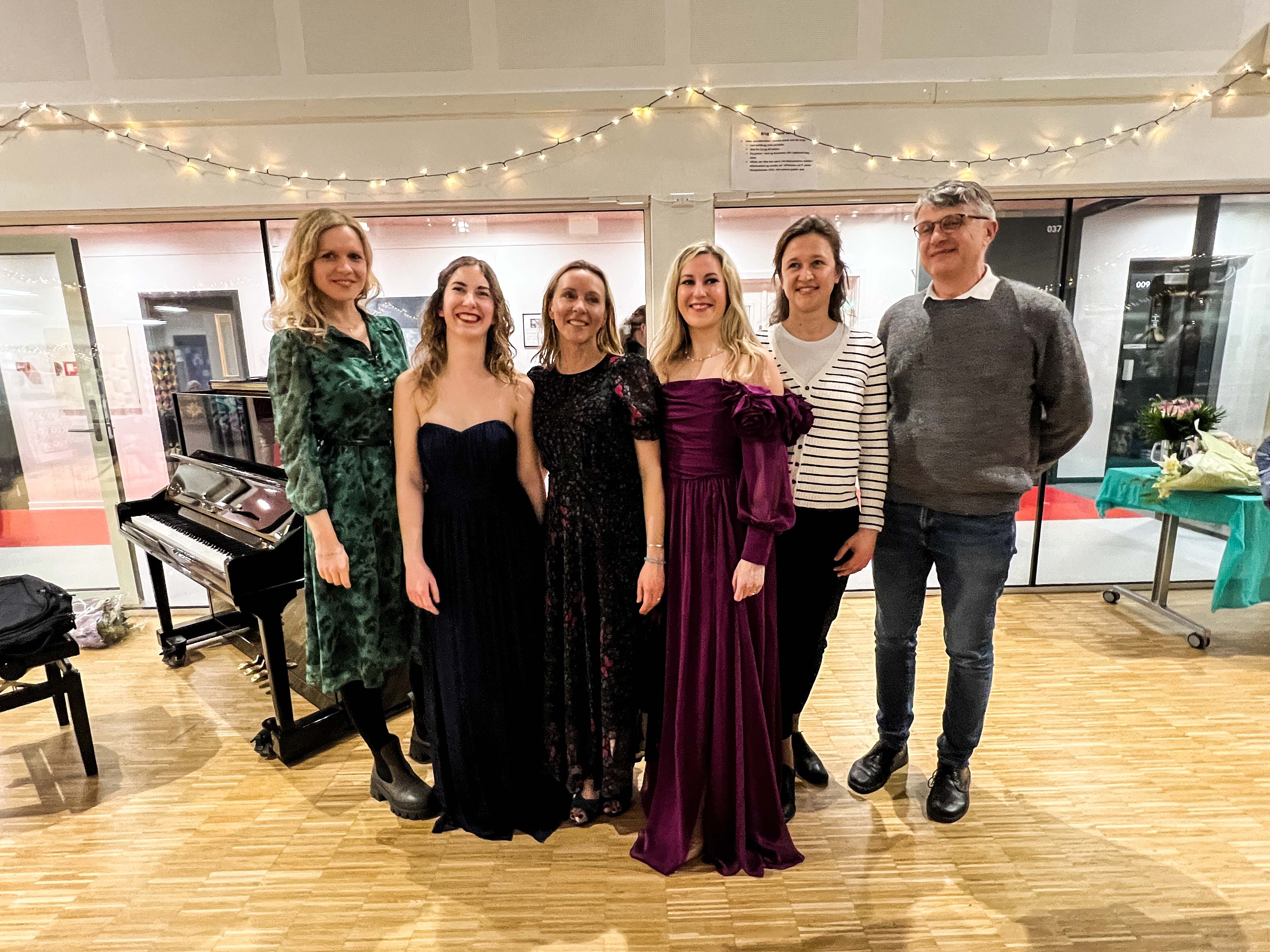 Stor litauisk aften i kulturhuset. Fra venstre mod højre ses Romante Silyte fra litauiske ambassade, pianist Sandra Plauskaite, billedkunstner Nomeda Mackeviciute Rysgaard, mezzosopran Karolina Delanoue samt Rasa Levickaite og Audrius Masiulionis fra den litauiske ambassade. Foto: Stenløse Kulturhus.