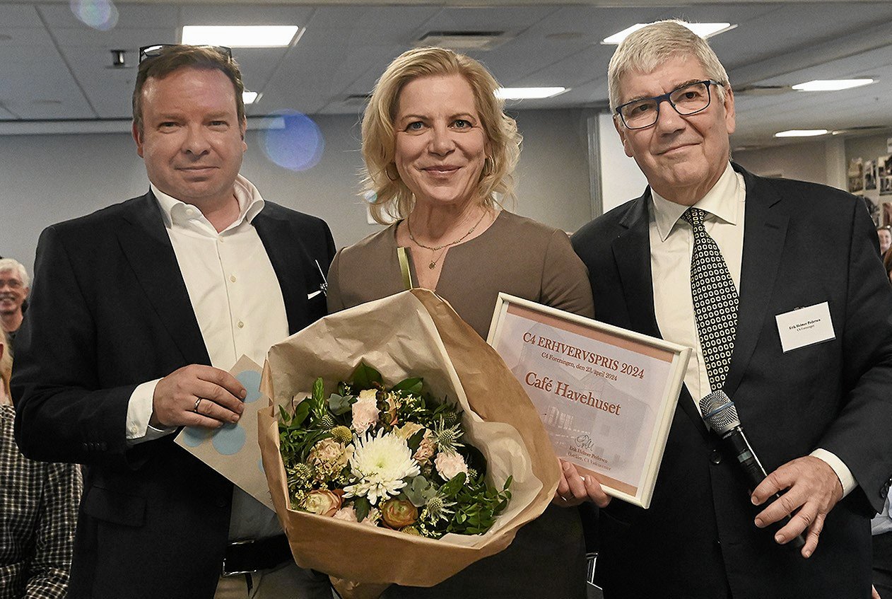 Det er 29. gang at erhvervsprisen bliver uddelt. Her er det formand Thomas Vang Christensen (tv.), Mette Schou og Erik Helmer Pedersen, Direktør for C4 Videncenter og Hillerød ByForum. Foto: Jan F. Stephan