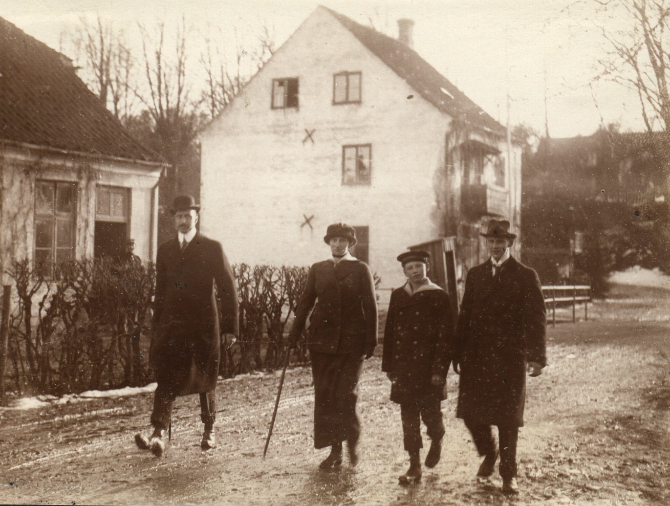 Kongefamilien på en rask spadseretur ved Frederiksdal, 1916. Fra venstre er det Christian den 10., dronning Alexandrine og sønnerne arveprins Knud og den senere Frederik den 9. Foto: Lyngby-Taarbæk Stadsarkiv