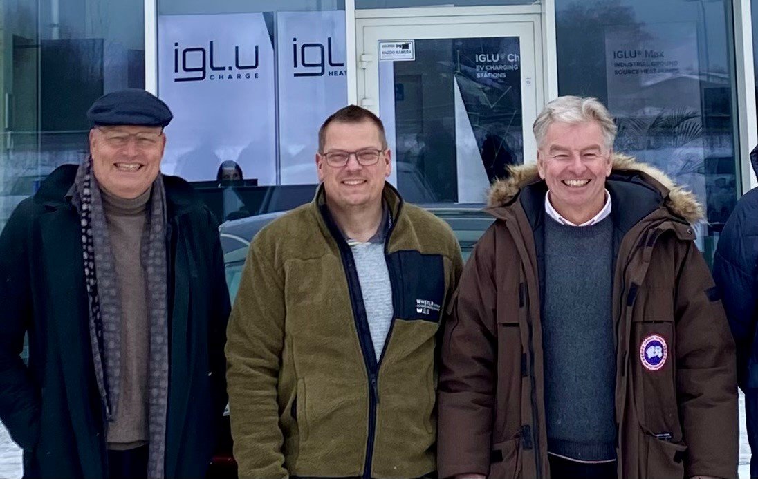 Kristian Andersen, Vejleby VVS, mellem Bjarne Riis (tv.) og Jørgen Vesta, ved besøg på Iglu-fabrikken. Foto: Riis Energy