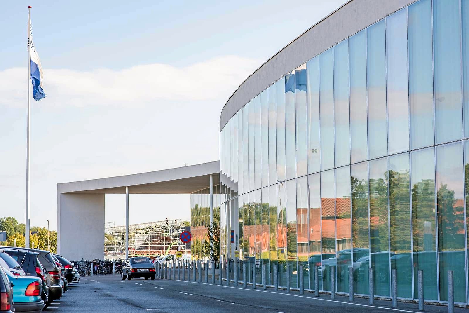 Et nyt kommunalt solcelleselskab skal som det første sørge for solceller på taget af Birkerød Idrætscenter. Arkivfoto