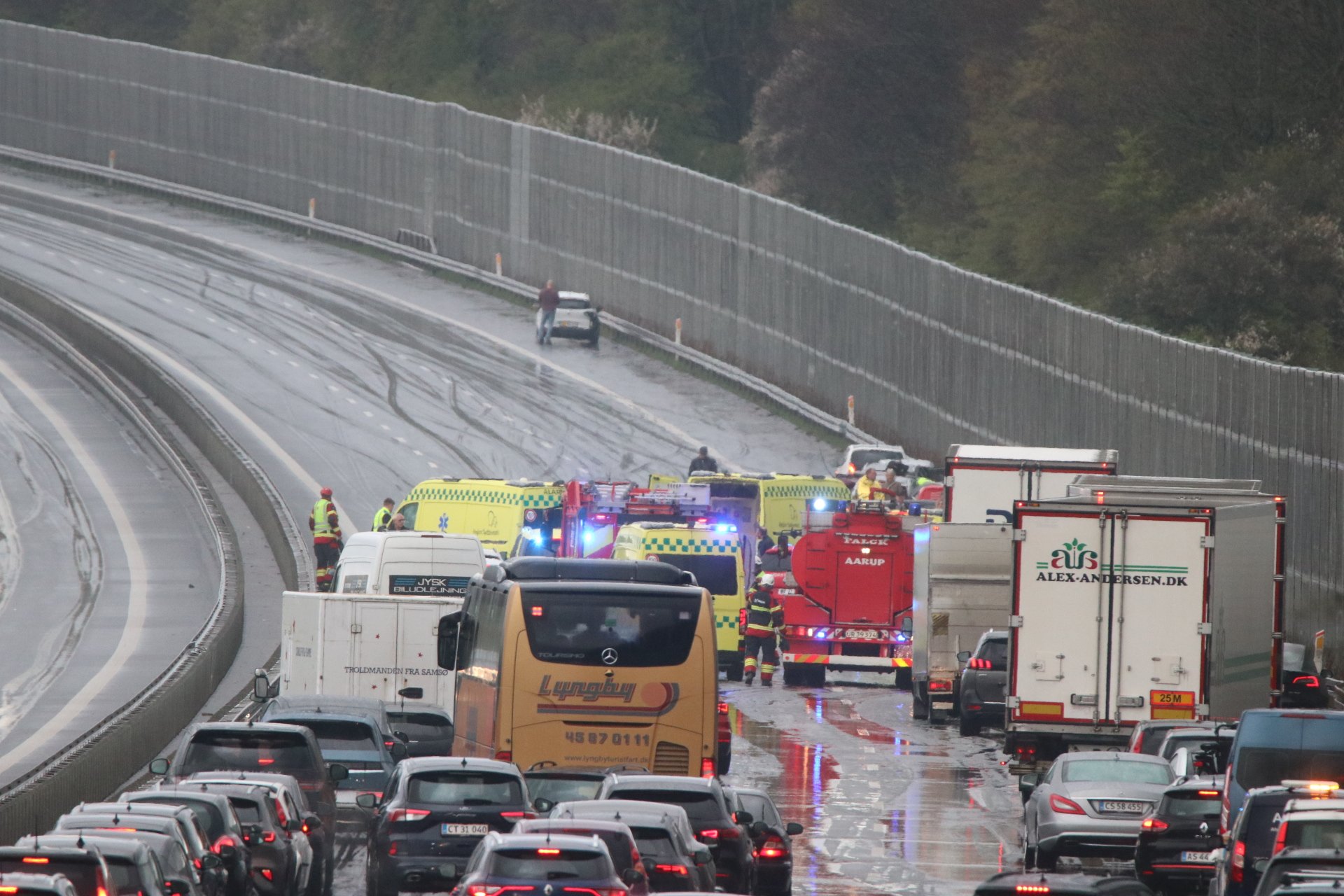 Der har søndag morgen været et større færdselsuheld på E20-motorvejen på Fyn. Politi advarer om glatte veje.