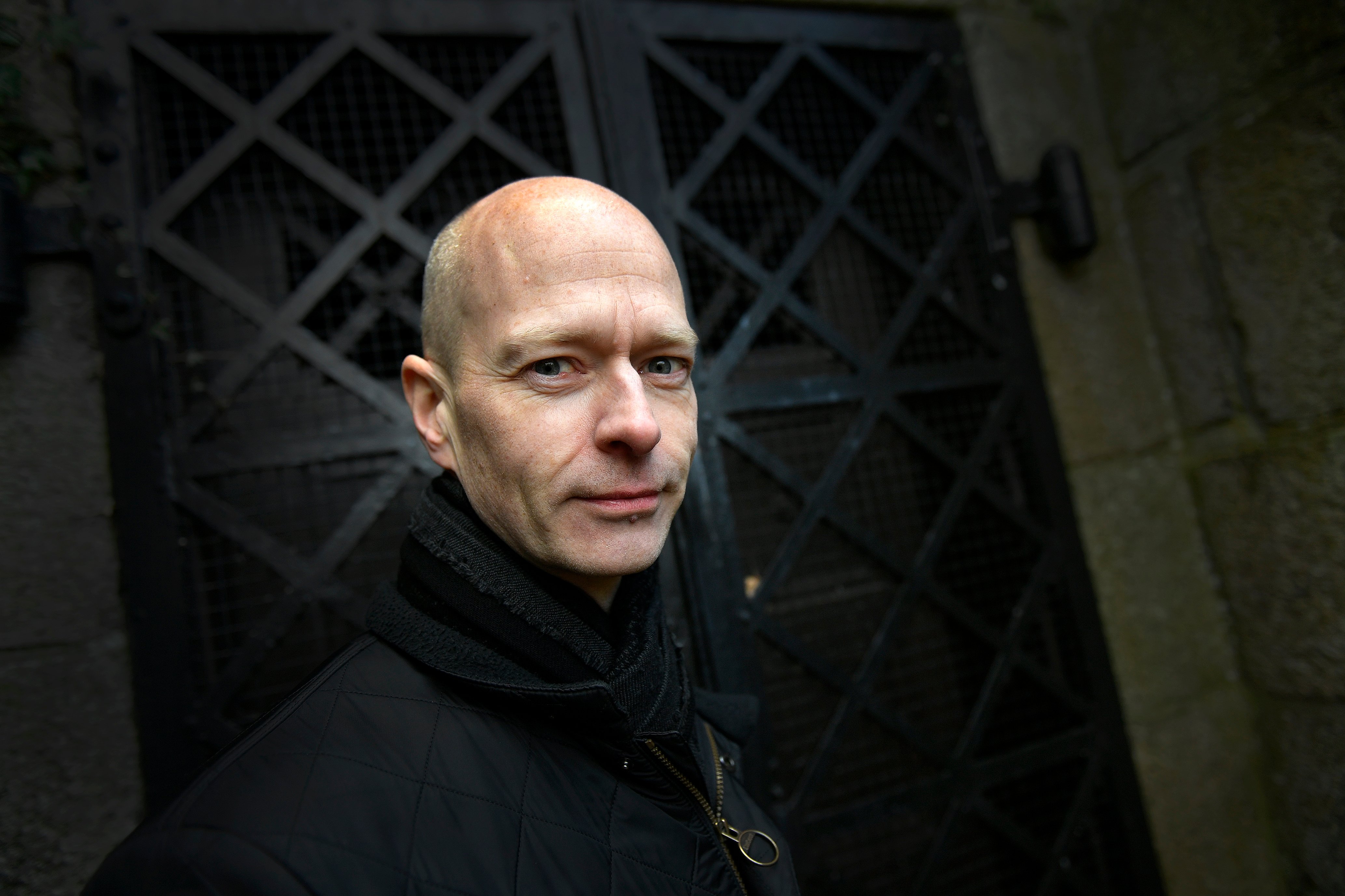 Kenneth Bøgh Andersen er dansk børne- og ungdomsforfatter, der oprindeligt er fra Ringsted. Han er kendt for flere bogserier, heriblandt Antboy, Den Store Djævlekrig og Slaget i Caïssa og er senest aktuel med gendigtninger over “Frankenstein” og “Dr. Jekyll & Mr. Hyde”.