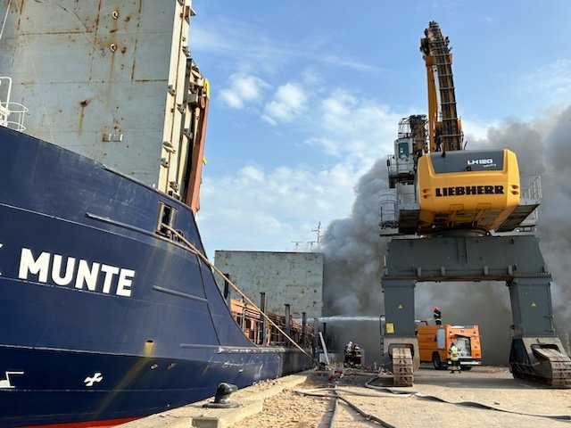 Der er tirsdag eftermiddag kraftig røgudvikling på havnen, hvor meldingen er, at der er brand i et skib og et hav af udrykningskøretøjer er kommet til. Foto: Susanne Thilqvist