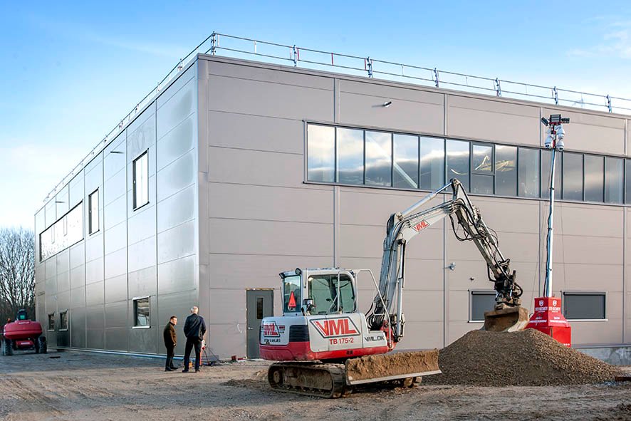 En 10 meter høj og 3000 kvadratmeter stor produktionsbygning er skudt op hos Convatec i Osted. Foto: Jens Wollesen.