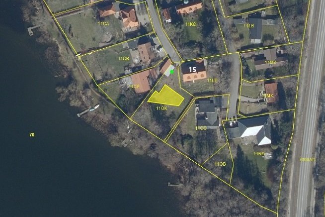 Planen om at bygge et helt nyt hus (i det gule felt) ned til Sorø Sø på en grund, der tidligere har været en del af haven til Egevangs Allé 15, kan nu realiseres. Illustration: Sorø Kommune