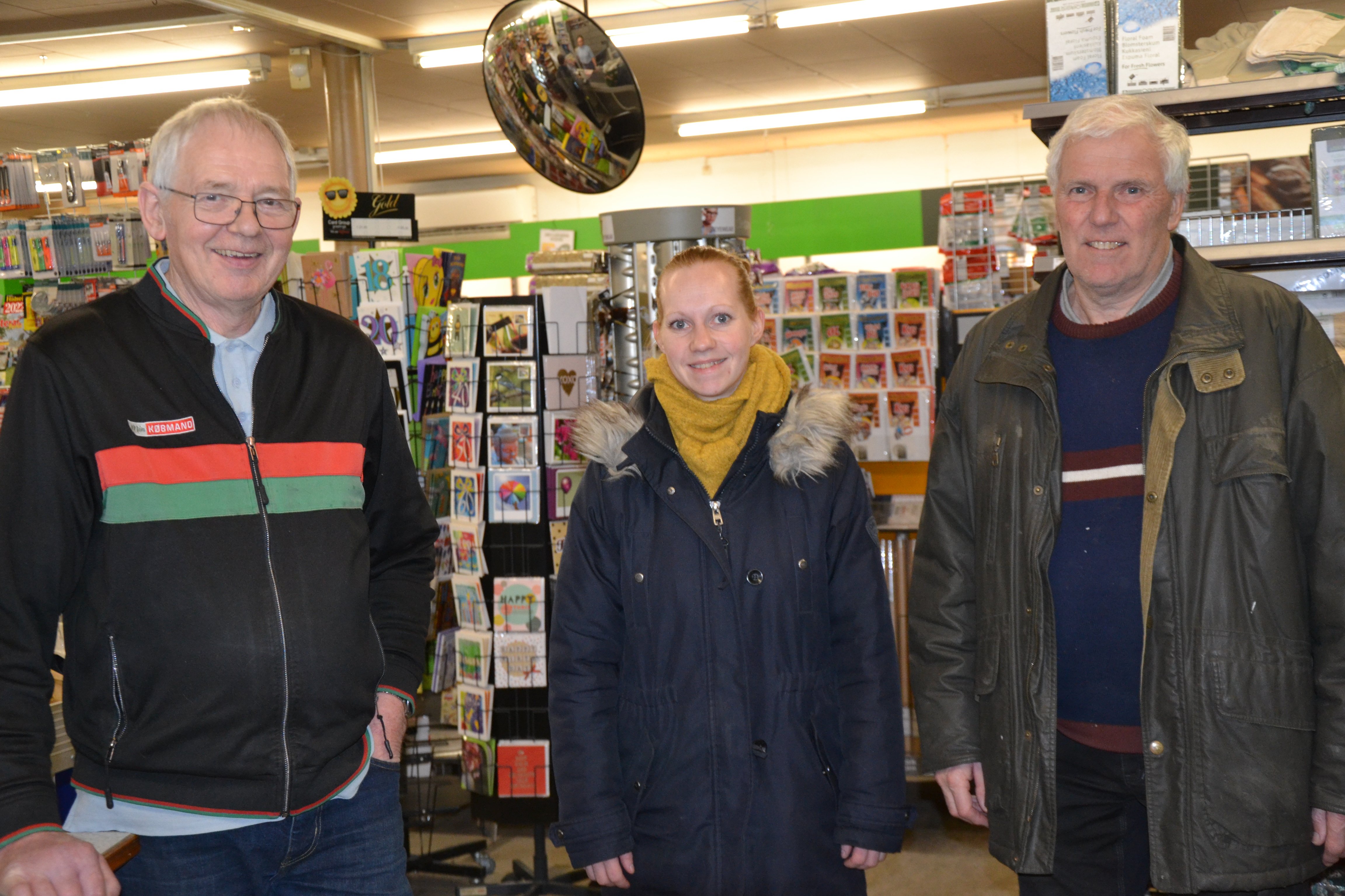 Sammenhold gav resultat. Købmand Karl Erik Hansen (tv) sammen med Stine Prüss Petersen og Kaj S. Olsen, der har kæmpet i tre år for at bevare “Min Købmand” i Lyderslev. (Foto: Klaus Slavensky)