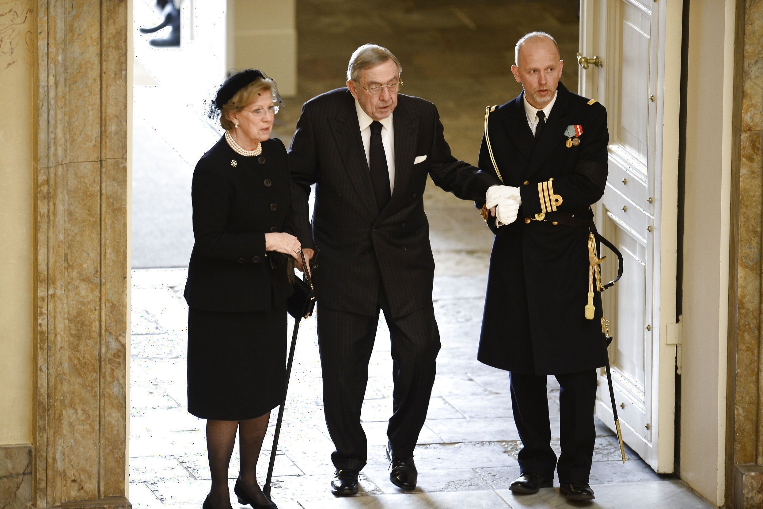 Den græske ekskong Konstantin var gift med dronning Margrethes lillesøster Anne-Marie. Han blev 82 år gammel.