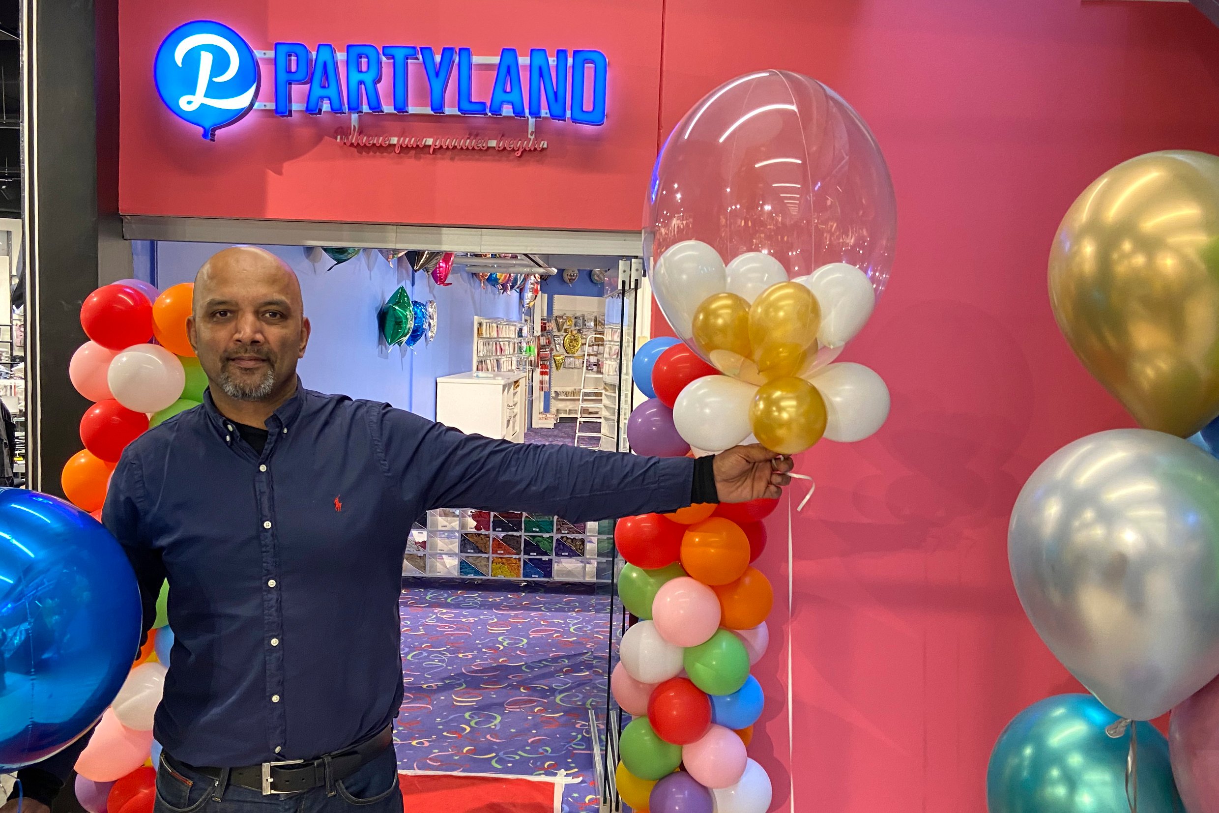 - Vi har alt hvad der behøves til festen. Fra indbydelser, til rød løber og farverigt indgangsparti, siger Akil Jafri, fra Partyland i Slagelse. Foto: Elisa Hauerbach