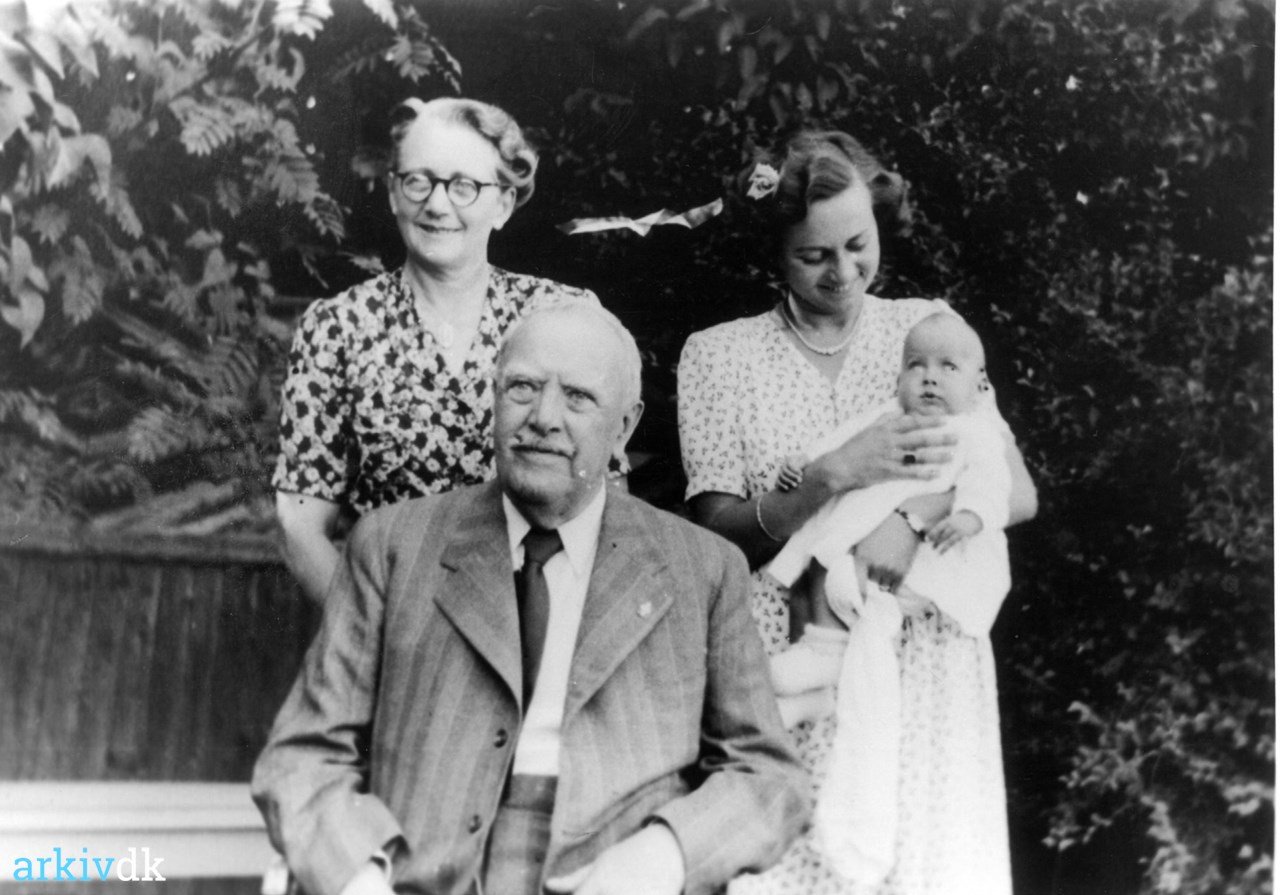 Manufakturhandler Hugo Dorph kom til stationsbyen Taastrup fra Stubbekøbing på Falster i slutningen af 1800-tallet. Her ses han omkring 1944 som ældre herre omgivet af sine to døtre og et barnebarn. Foto: Byhistorisk Samling og Arkiv i Høje-Taastrup Blaakildegaard