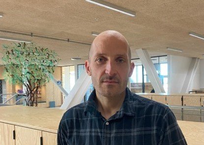 Jørgen Kjær Jensen er tillidsmand på Læringshuset og giver et indblik i de udfordringer, lærerne oplever på den nye skole. Foto: Privatfoto