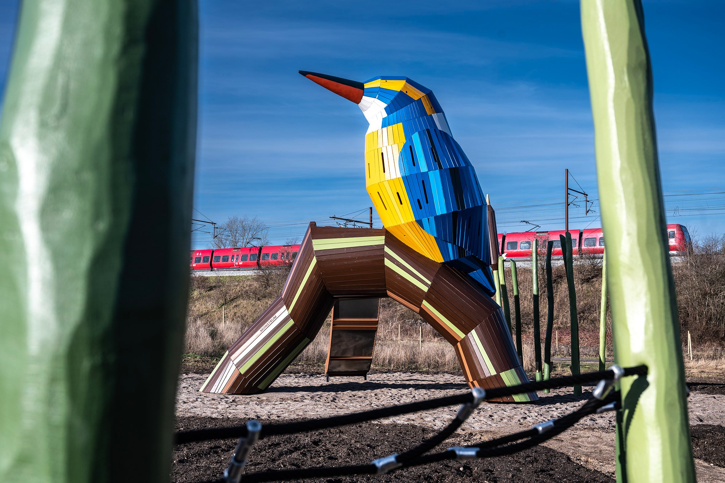 Det er lige ved siden af legepladsen, at køerne er sat ud.