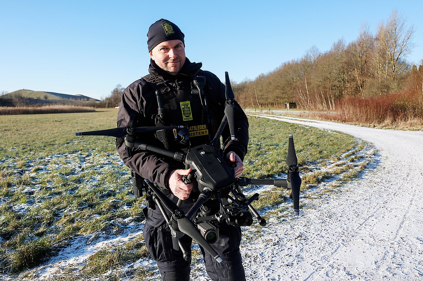 Indsatslederassist Jeppe Petersen er også dronefører ved Vestegnens Politi. Han fortæller, hvordan politiet for et par år siden begyndte at bruge droner. Foto: Kenn Thomsen