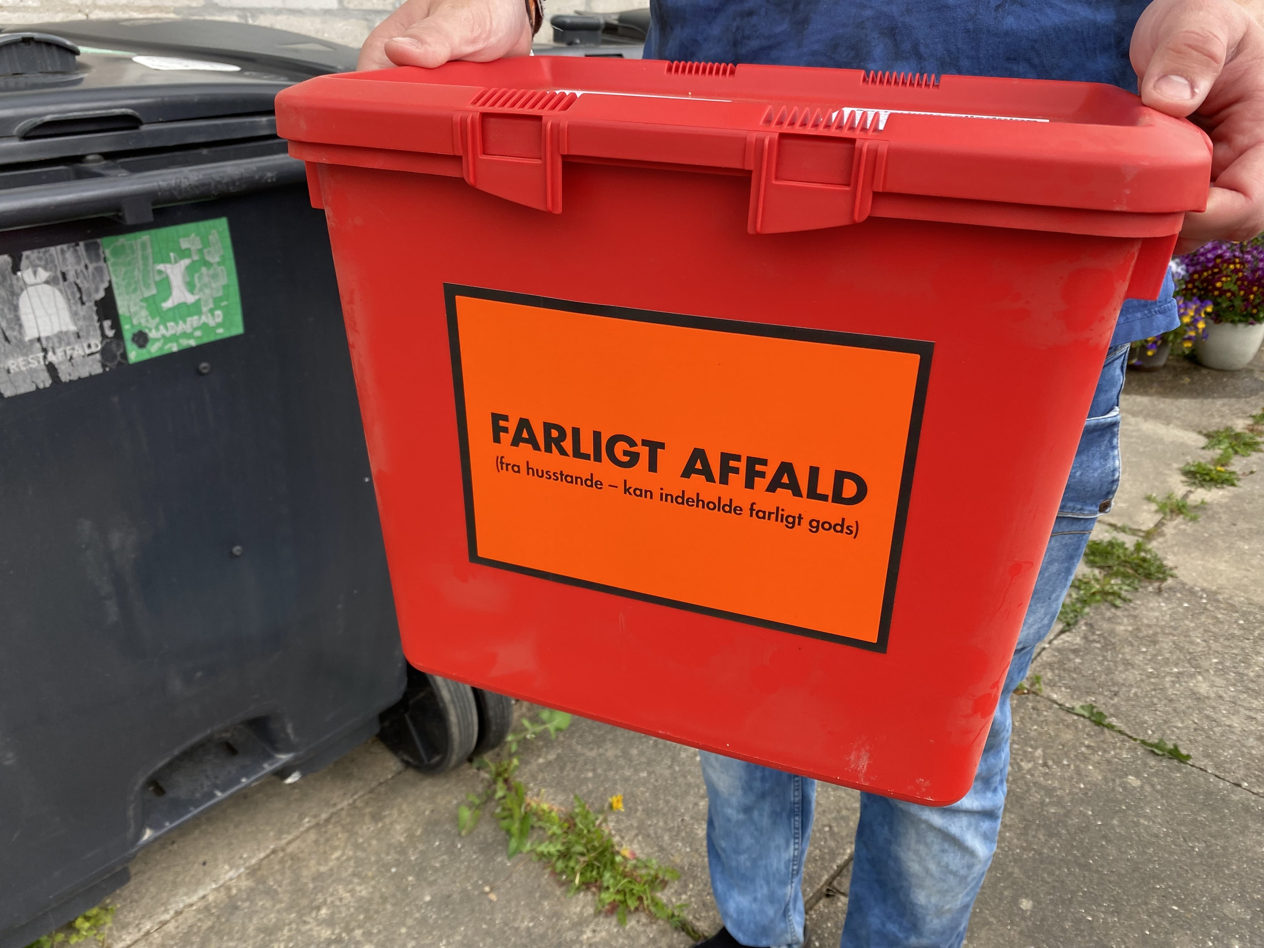 Det kommer til at koste brugerne samlet set 1,5 millioner kroner at skifte et klistermærke på kasserne ud.