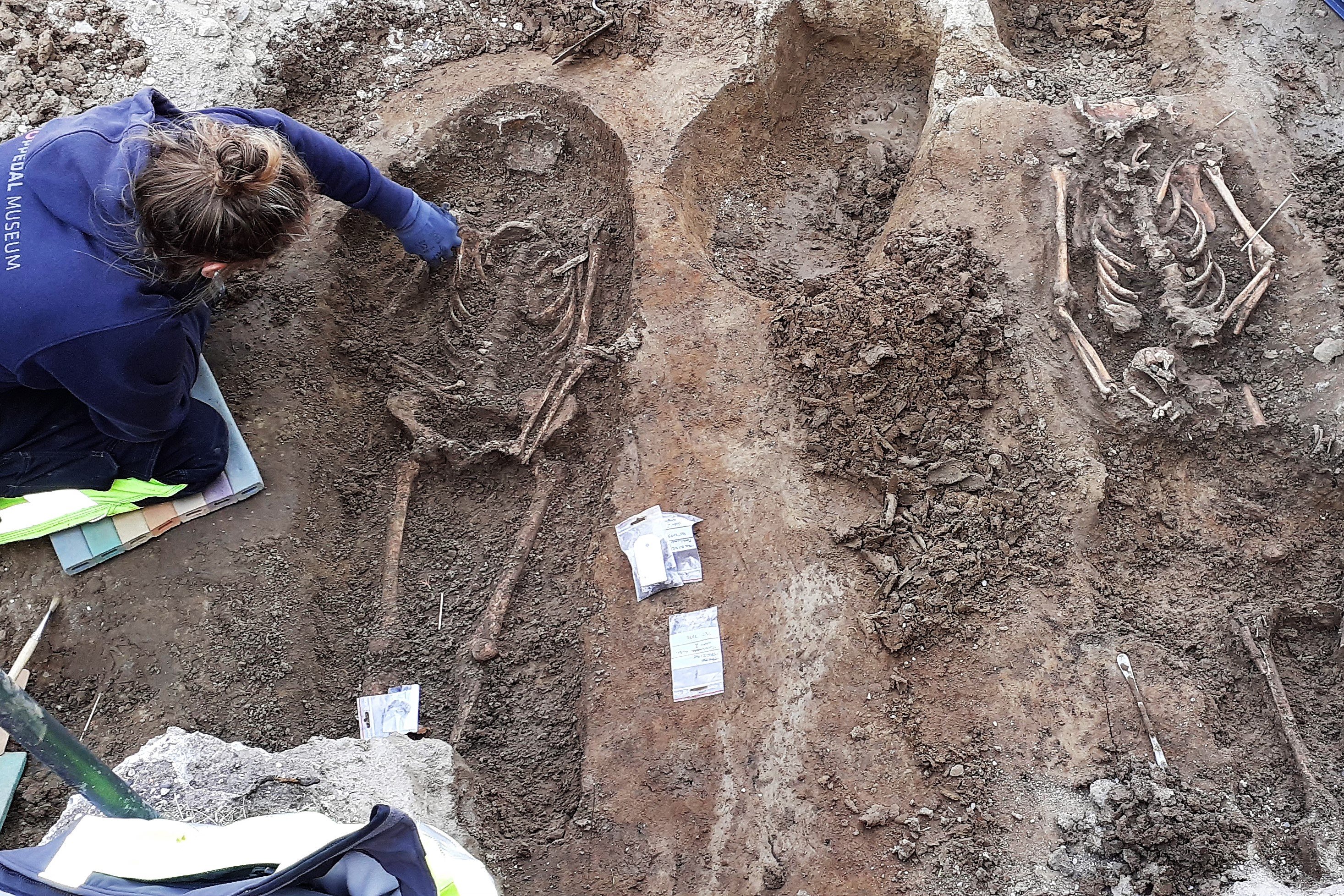 Her er det udgravningen af fem grave ved Torslunde Kirke. Skeletterne stammer fra Middelalderen. Foto: Kroppedal Museum