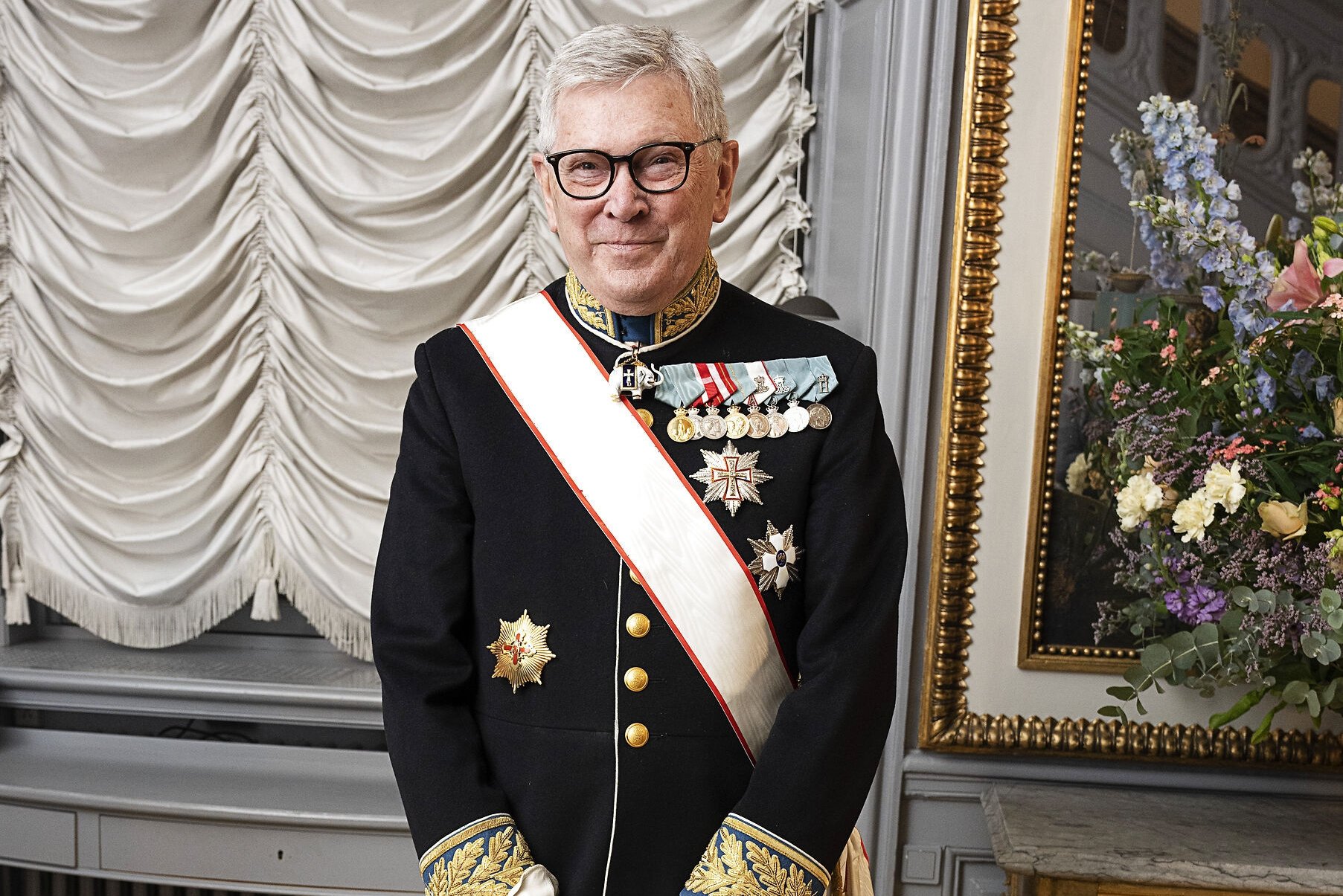 Henning Fode er kabinetssekretær i hoffet. Han er bindeled mellem dronningen og Christiansborg. Den 28. januar fylder han 75 år. Pension er der ingen planer om.