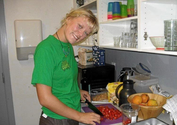 Klara Andrea Andersen er frivillig i booker-gruppen Lydtryk på Klaverfabrikken. Her laver hun aftensmad til fællesspisning med bands og de frivillige. Privatfoto