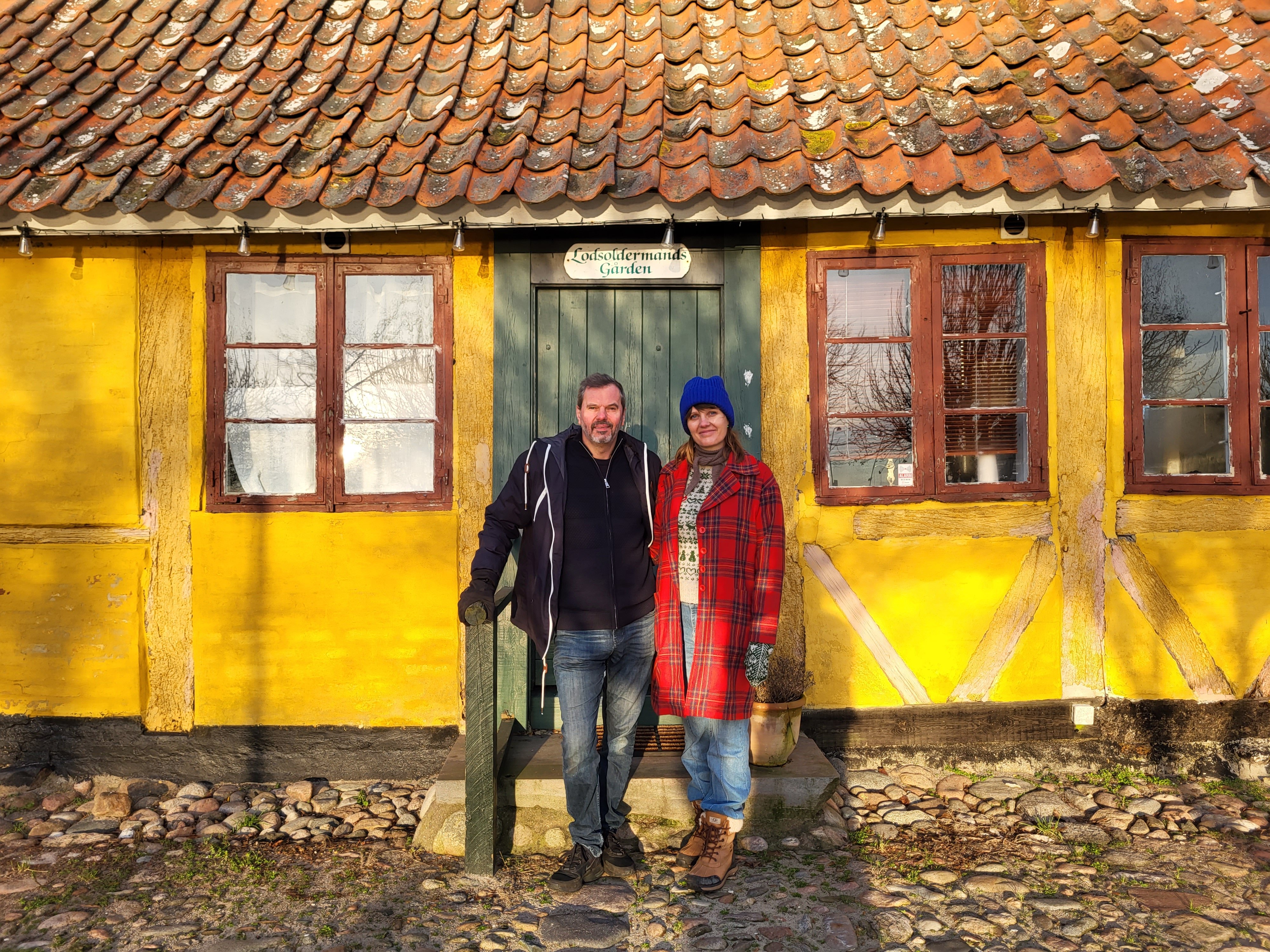 Mark og Signe Griffin overtog i 2018 Lodsoldermandsgården, hvor de i sommerhalvåret driver café og bar. De udlejer også værelser i den gamle gård fra 1681.