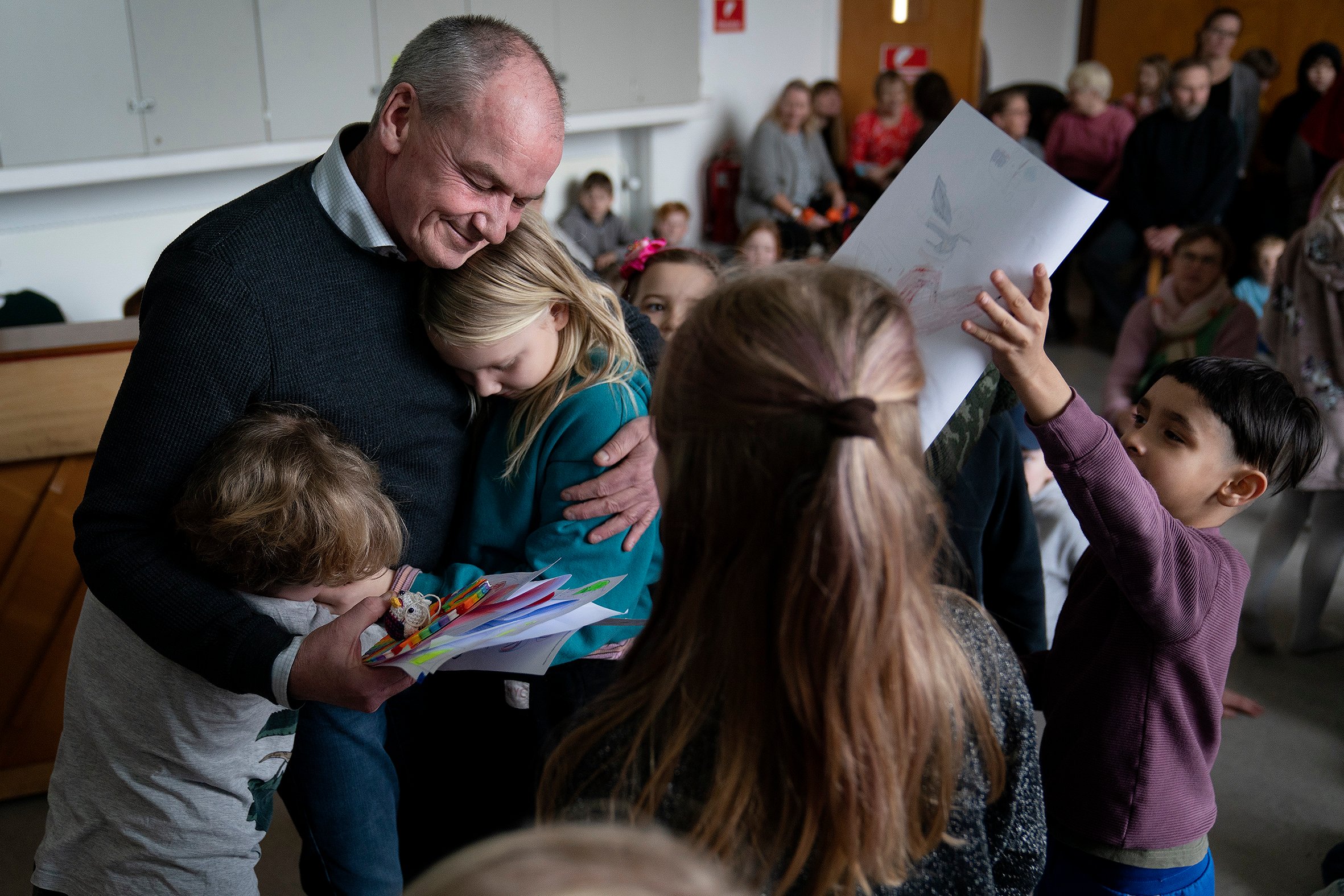 Jan Glerup fik mange kram fra eleverne på sin sidste dag på Kværkeby Friskole.