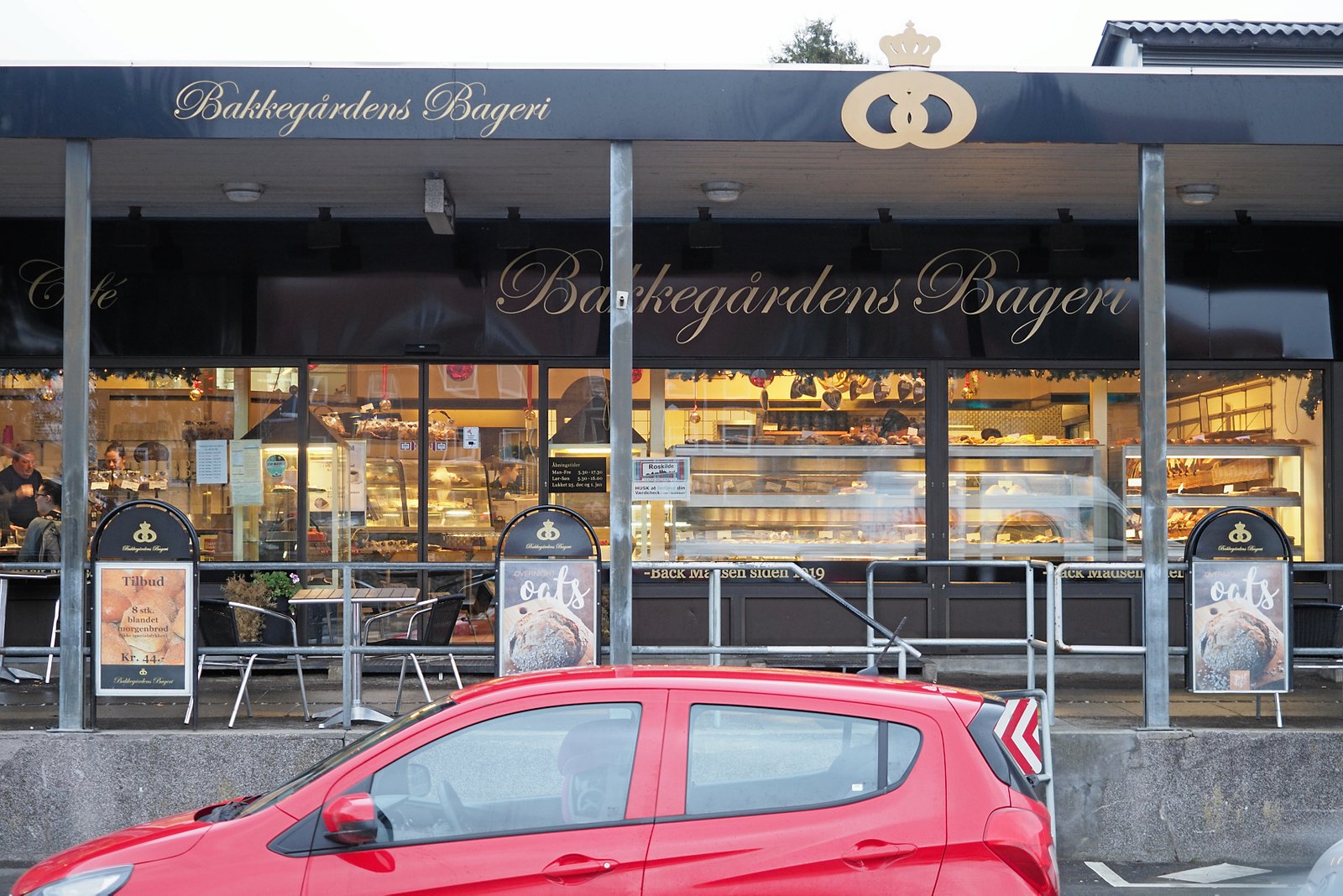 Der er igen en glad smiley at finde ved indgangen til Bakkegårdens Bageri på Køgevej.