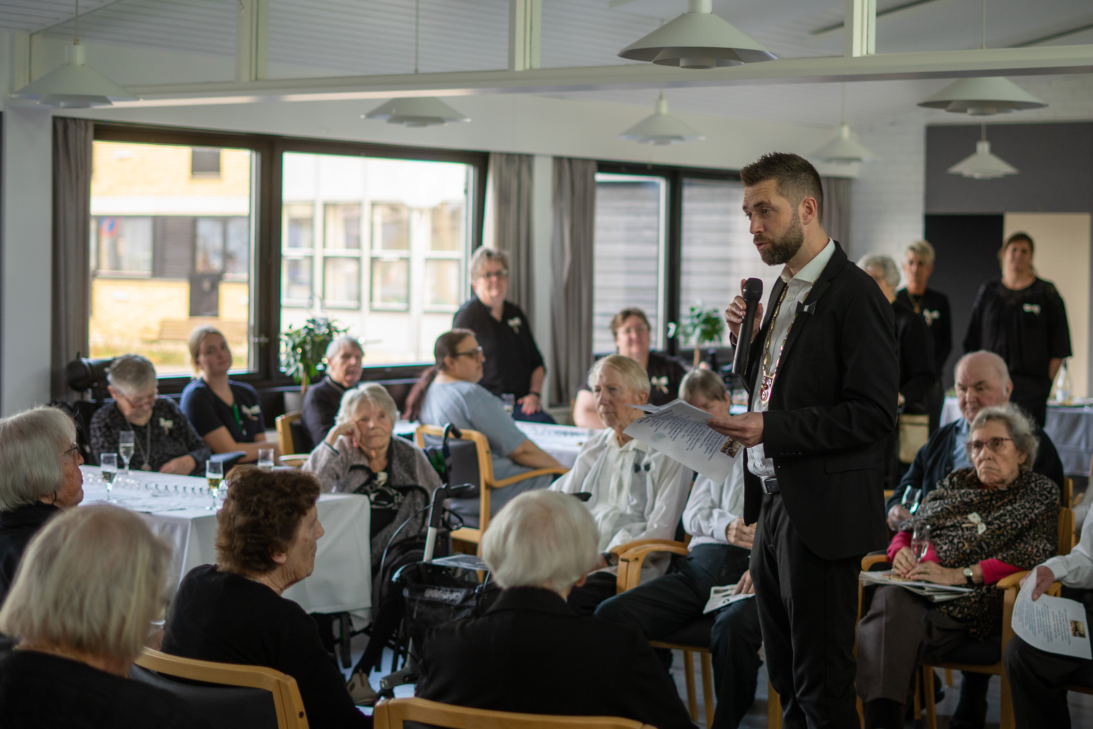 Kasper Damsgaard holdt tale på Ældrecenter Dalvangen.
