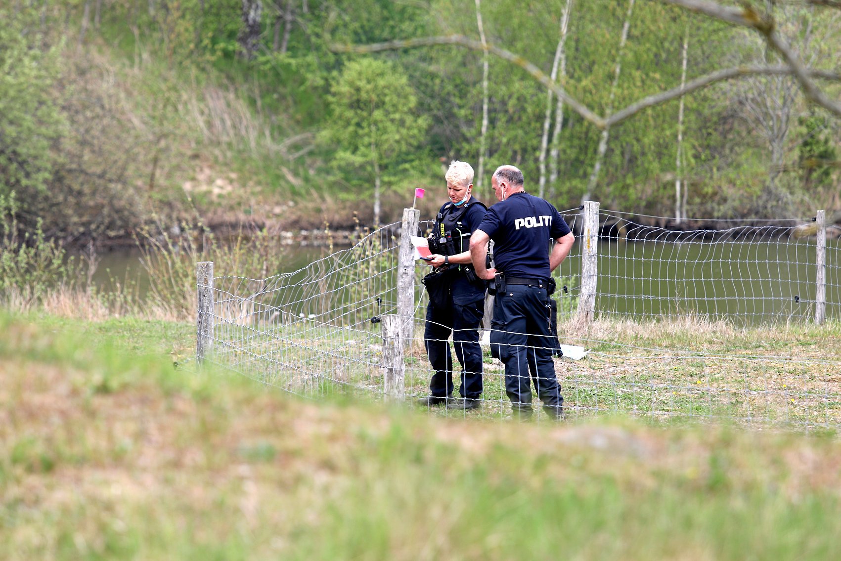 Her arbejder politiet ved Blæsinge grusgrav, hvor liget af Kiehn Georg Andersen blev smidt i søen.