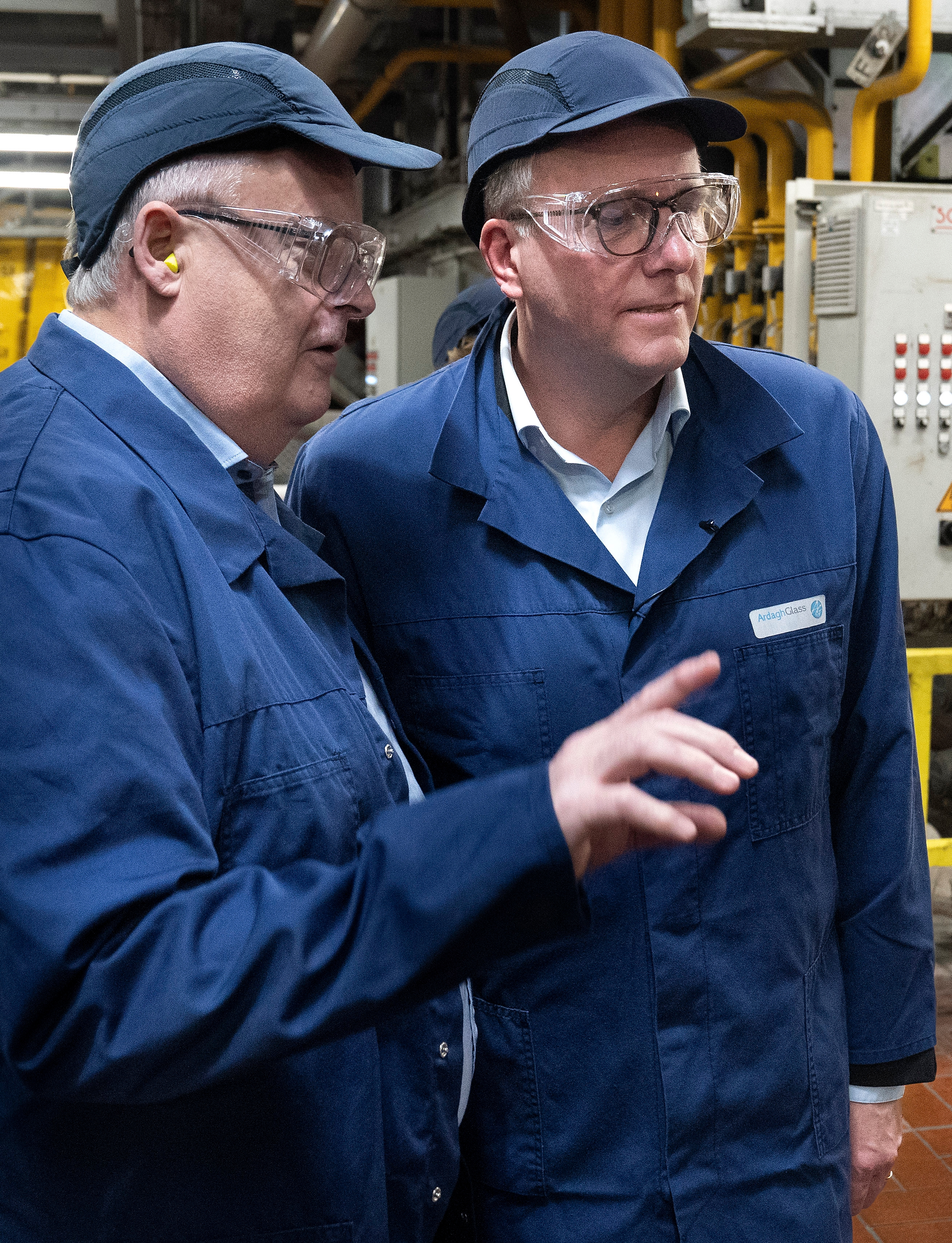 Glasværket i Fensmark har jævnligt besøg af toppolitikere. Her er det erhvervsminister Morten Bødskov (S), som for et par år siden blev vist rundt i produktionen af Kim Holmberg. - Anders Ole Olsen Glasværket i Fensmark har jævnligt besøg af toppolitikere. Her er det erhvervsminister Morten Bødskov (S), som for et par år siden blev vist rundt i produktionen af Kim Holmberg.