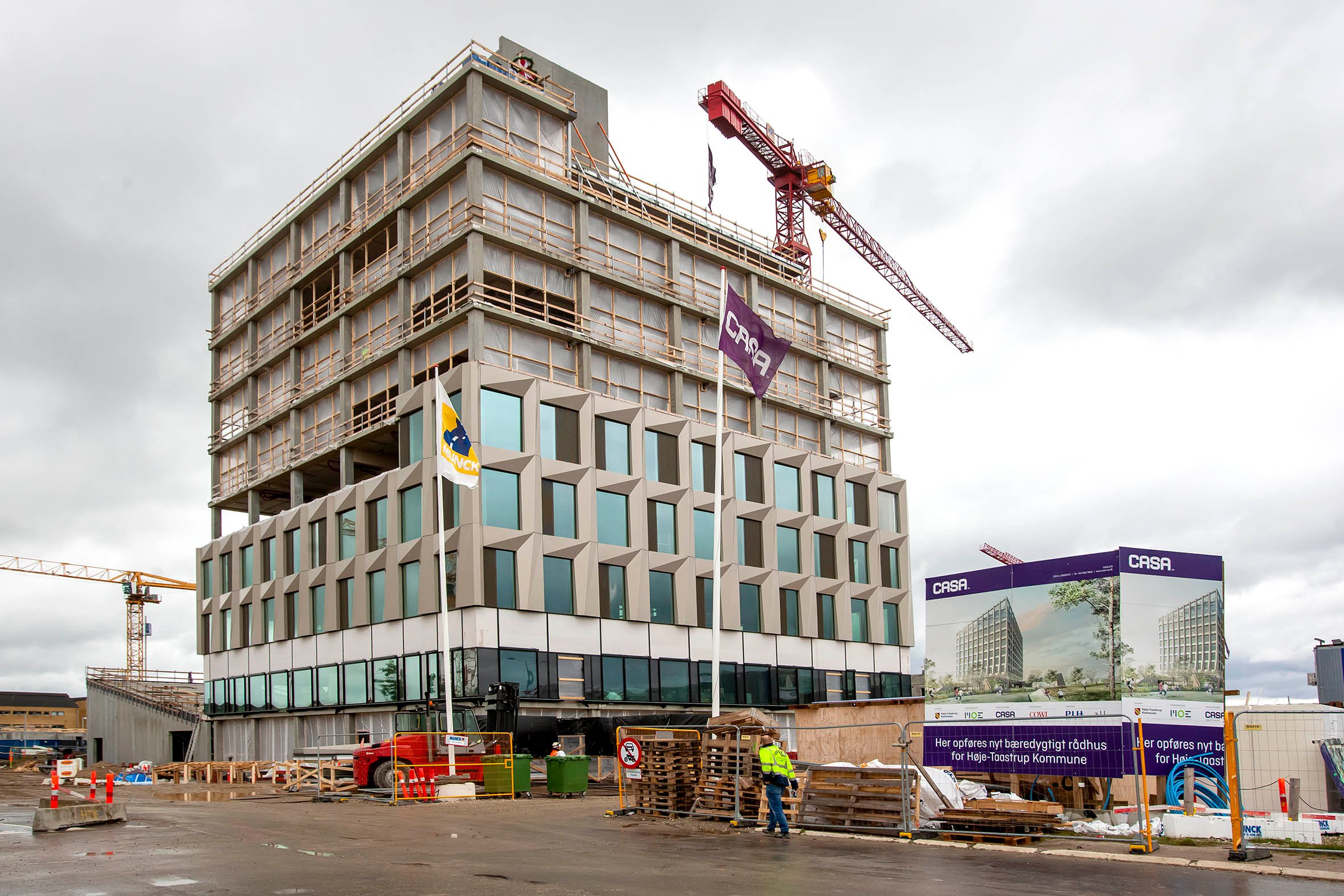 Der er ikke længe til, at Høje-Taastrups nybyggede rådhus åbner. På billedet ses det nye rådhus ved rejsegildet den 30. september 2021. Foto: Jens Wollesen