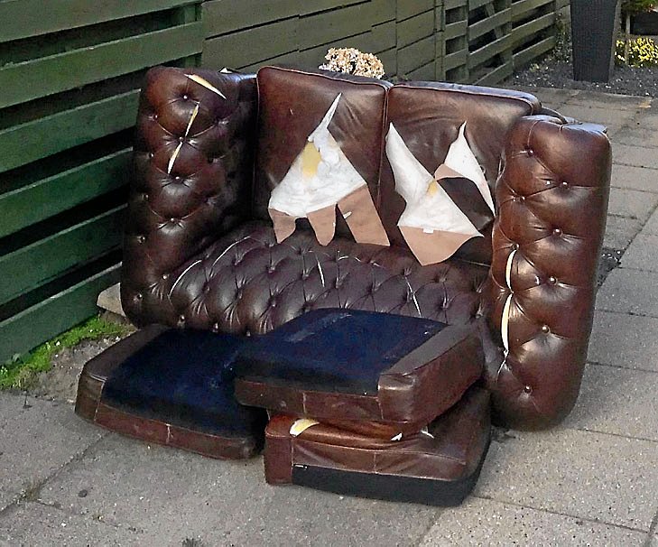 Søren Elo Pedersens sofa lå udenfor hans bolig, da politiet ransagede hjemmet i Korsør efter anholdelsen. Foto: Helge Wedel