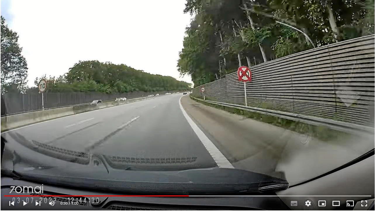 Hvor hurtigt må man køre her? Politiet mener, at skiltningen af fartnedsættelsen på Holbækmotorvejen sidste år var helt efter bogen, og at frifindelsen af en bilist, der bl.a. dokumenterede forholdene ved at fremlægge dette billede i retten, skyldes, at manden, der sad i fotovognen, ikke var indkaldt som vidne.