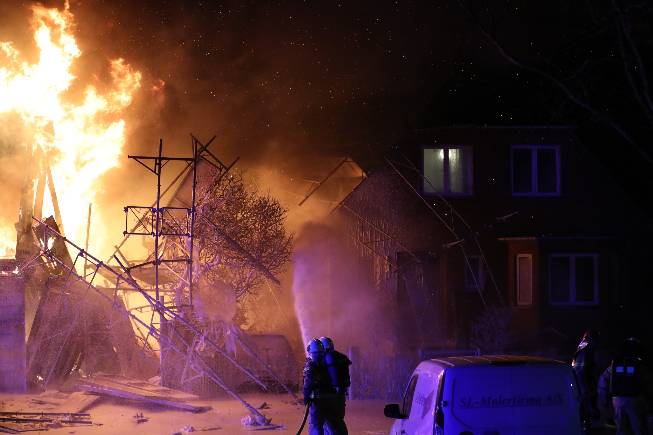 Flammerne har spredt sig i en bygning, der er under renovering. Seks personer i nabobygninger er evakueret.