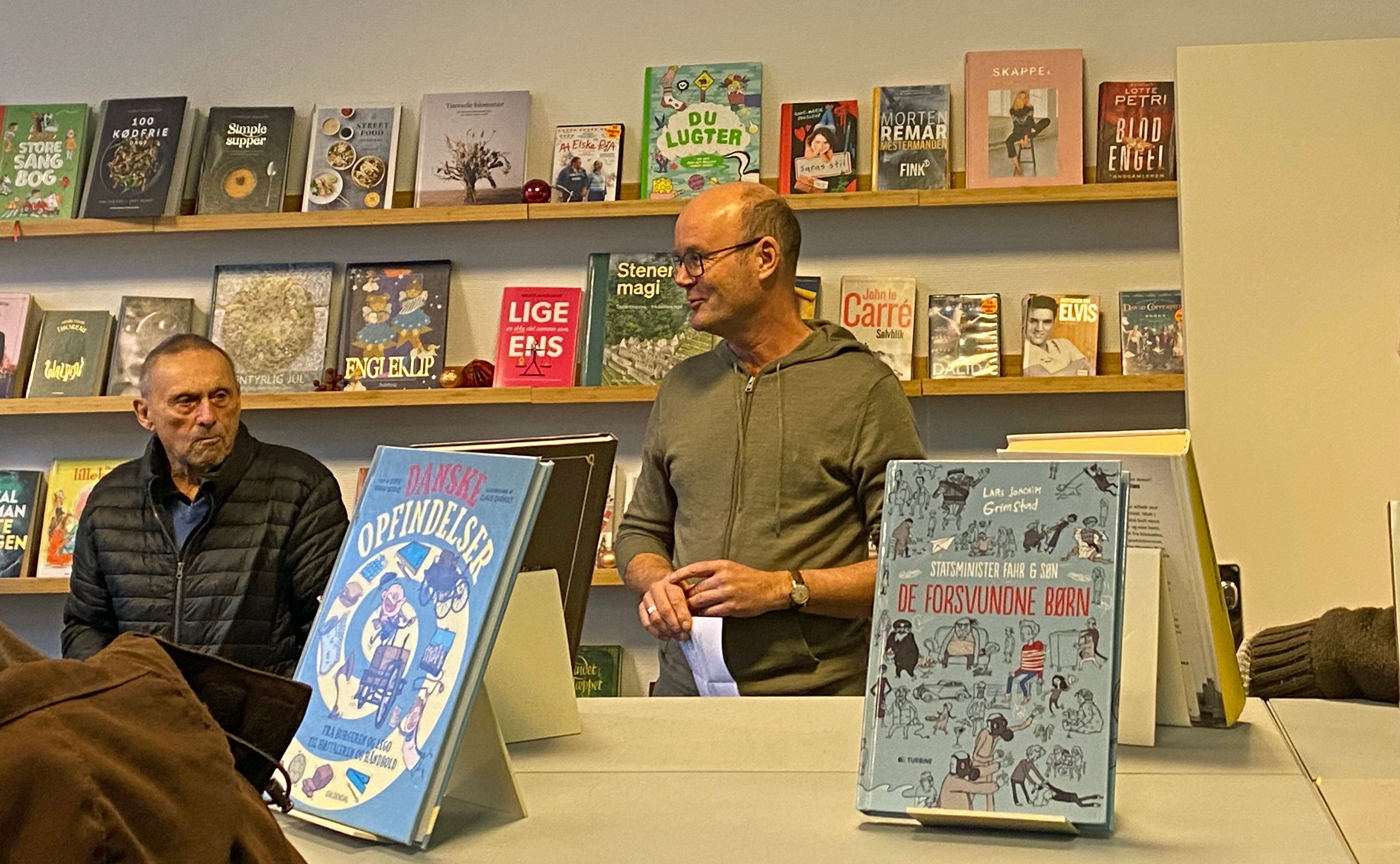 Biblioteksleder Jesper Lorentz Bertelsen fortæller, at det Nye Egebjerg Bibliotek er kommet godt i gang i Iværksætterhuset. Foto: Helene Nielsen