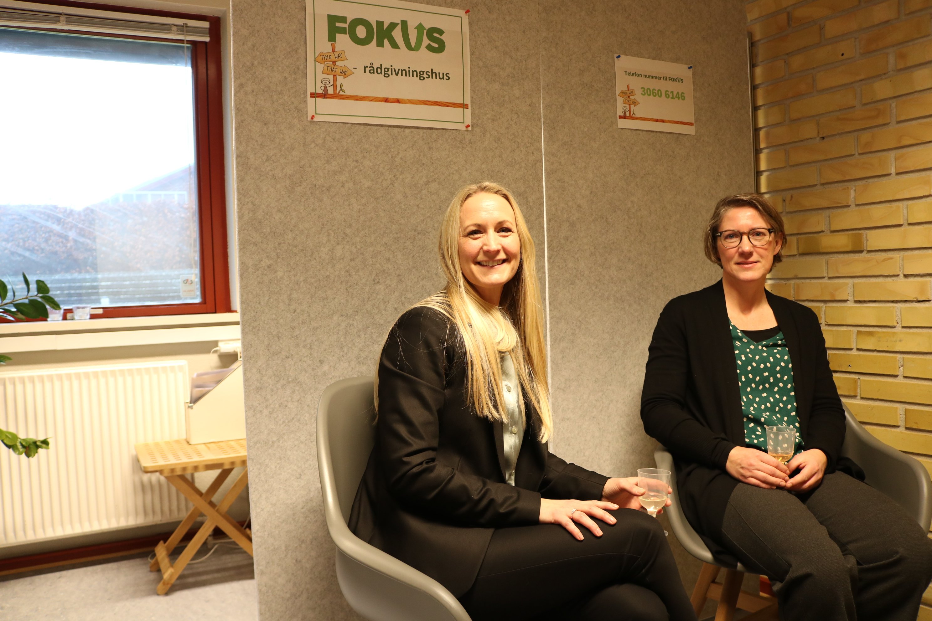 Katrine Baltzer Thygesen (tv) og Diana Fritz fra Lejre Kommune er tovholdere på et nyt tilbud, der henvender sig til voksne Lejre-borgere med ondt i livet. Foto: Holger Vincents.