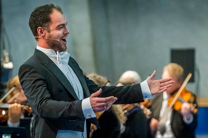 Anders Kampmann synger titelrollen som Othello. Anders Kampmann har tidligere haft roller på Den Jyske Opera og Det Kongelige Teater og optræder jævnligt hos Helsingør Kammeropera.