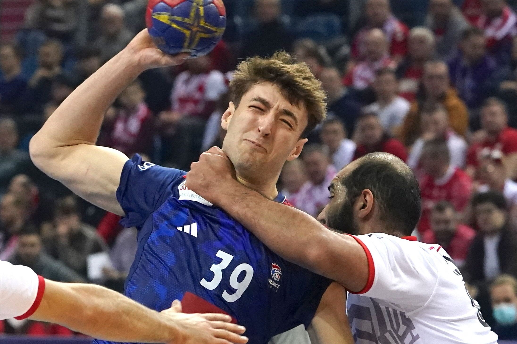Både Frankrig og Spanien hentede sejre i fredagens kampe og kan nu se frem til kvartfinalerne.