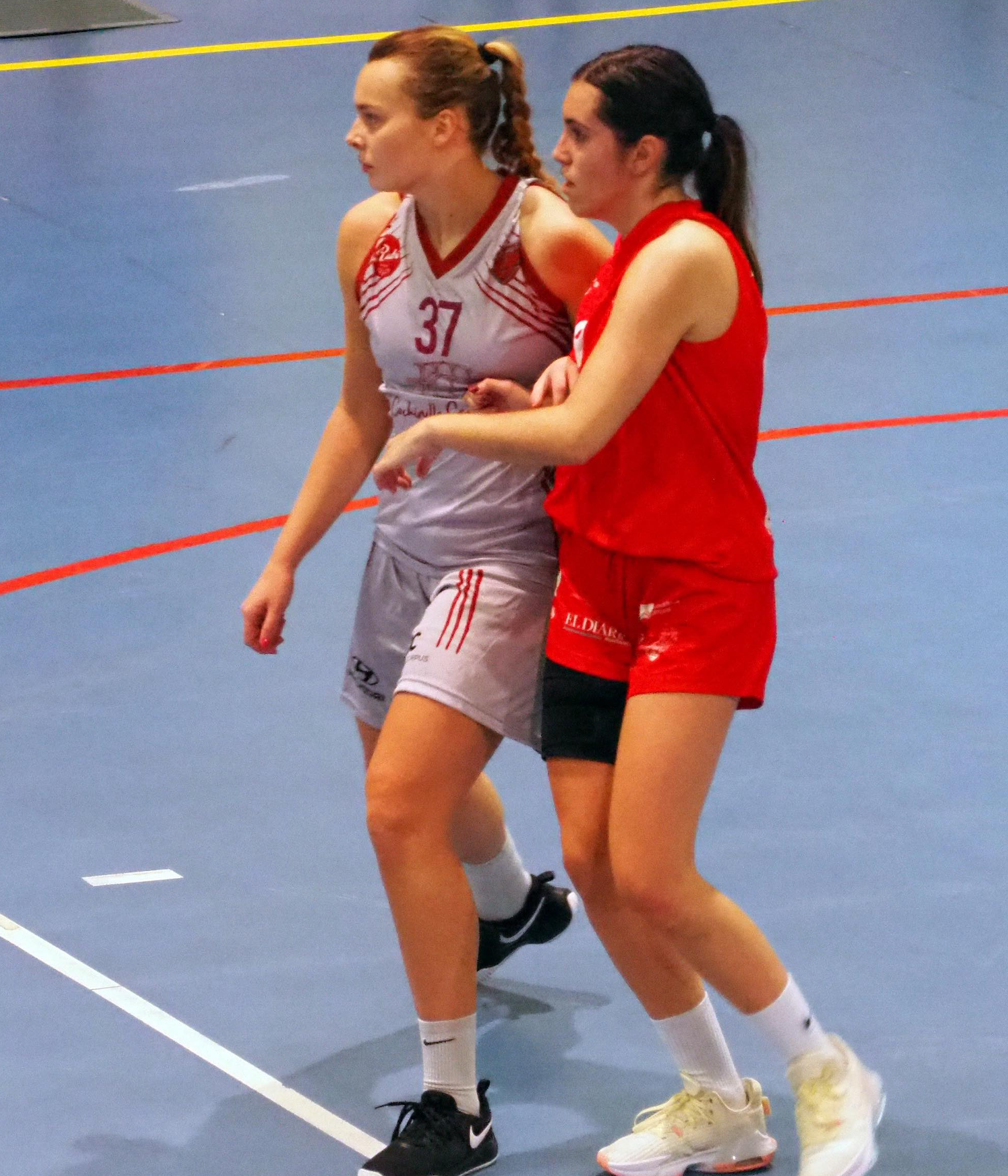 Efter kun to træninger med sit nye hold Segovia Club Deportivo Spordeporte fik 19-årige Sofia Meyer Christensen (t.v.) fra Næstved sin debut. Billedet er fra debutkampen. Foto: Segovia Club Deportivo Spordeporte