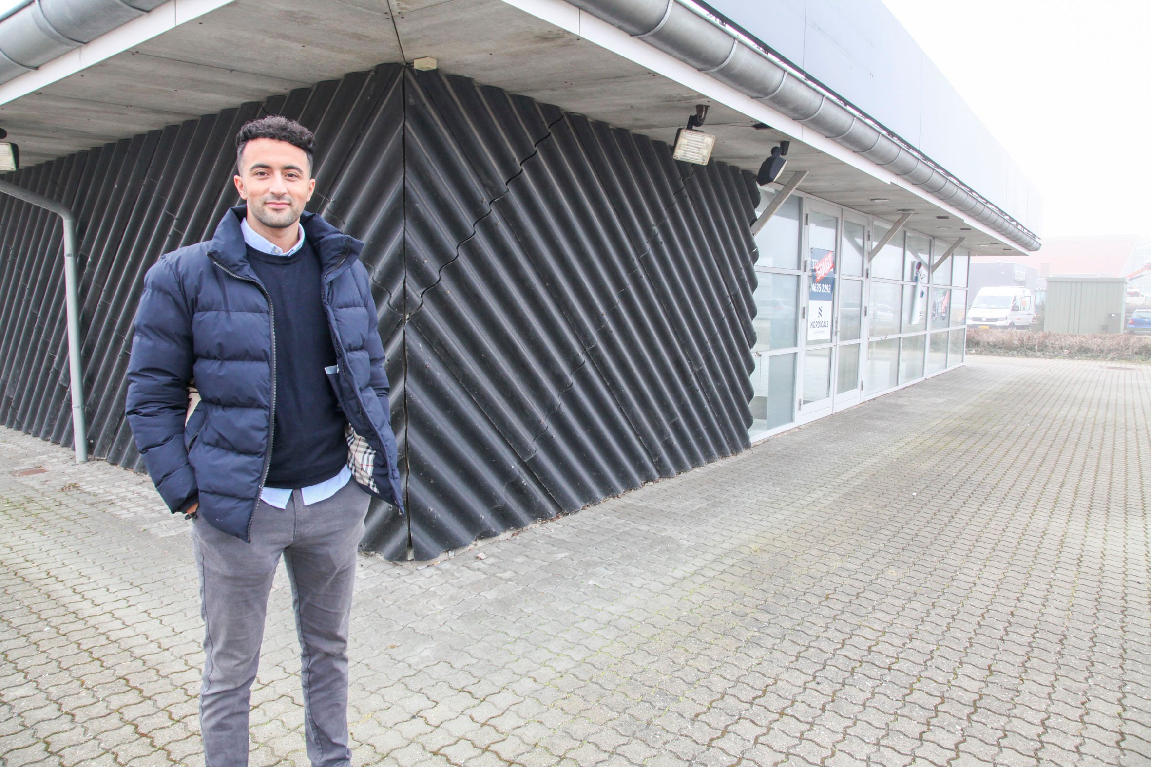 Omar Barraj foran bygningen på Elmegade 34, hvor Autohuset flytter ind 1. marts.